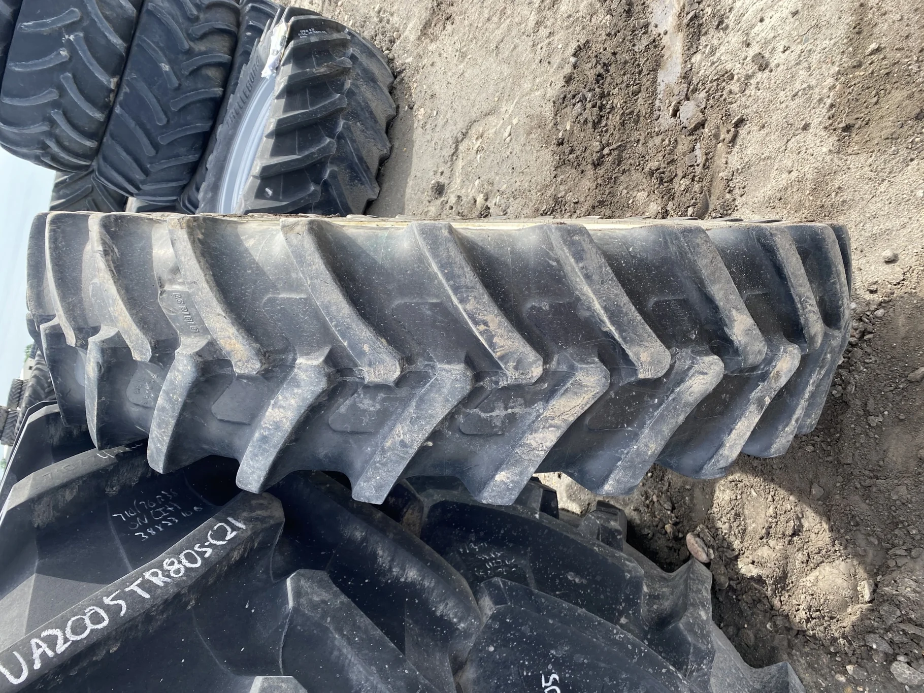 Used 52% 320/85R38 Michelin AgriBib Row Crop R-1W (143A8/143B) TL on a 10 x 38 New Holland White Wa image 3