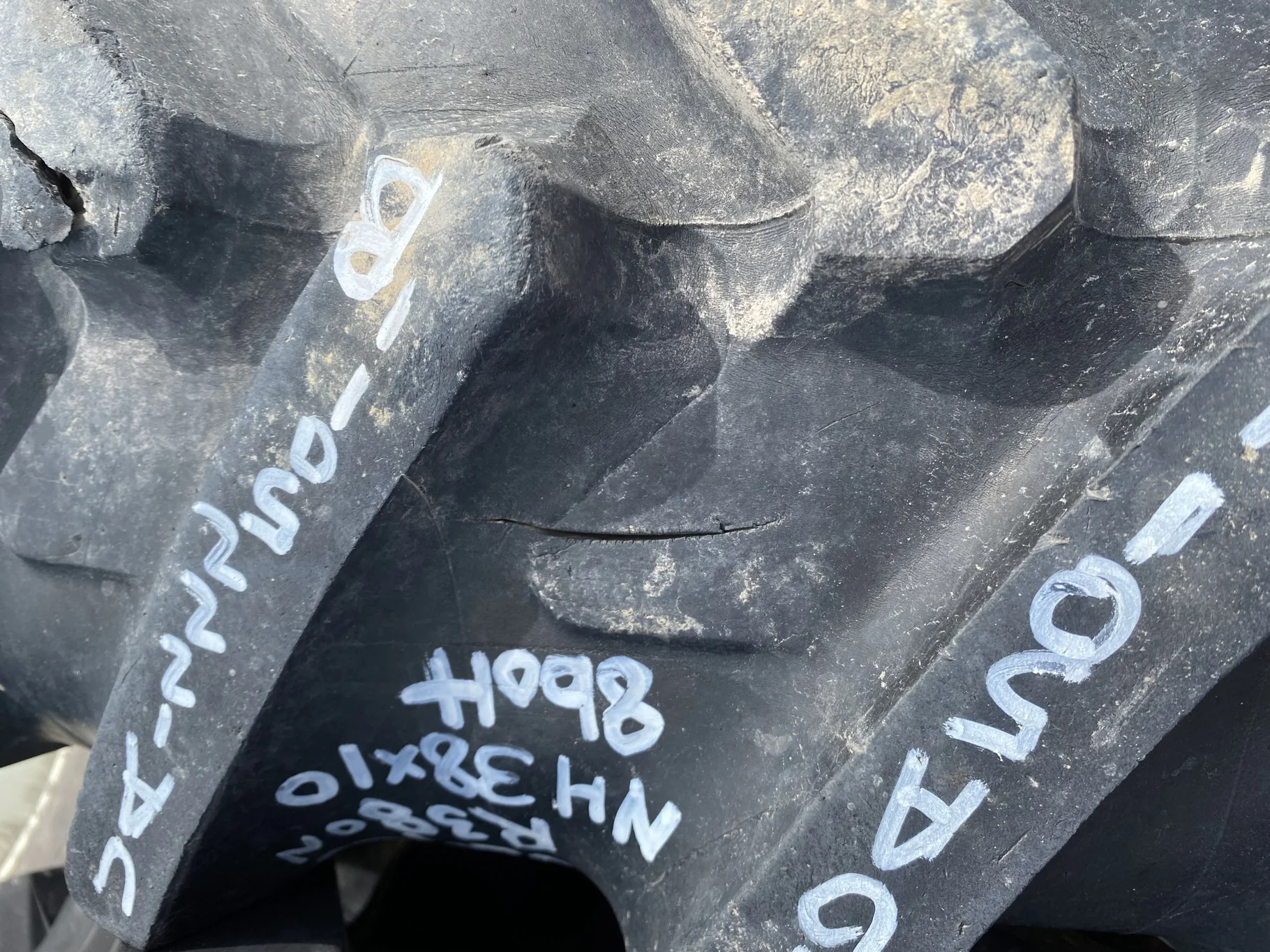 Used 52% 320/85R38 Michelin AgriBib Row Crop R-1W (143A8/143B) TL on a 10 x 38 New Holland White Wa image 5