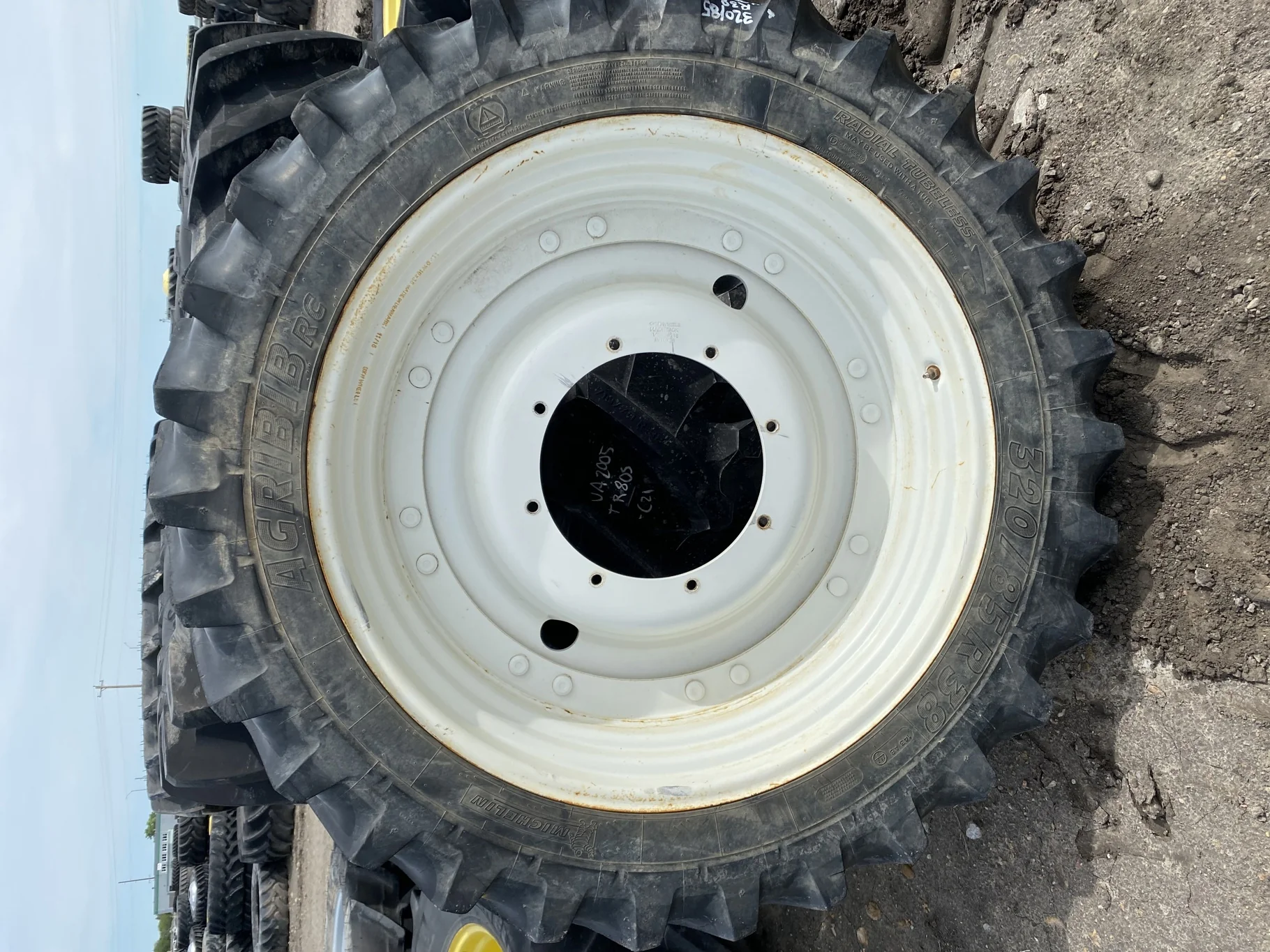 Used 52% 320/85R38 Michelin AgriBib Row Crop R-1W (143A8/143B) TL on a 10 x 38 New Holland White Wa image 8