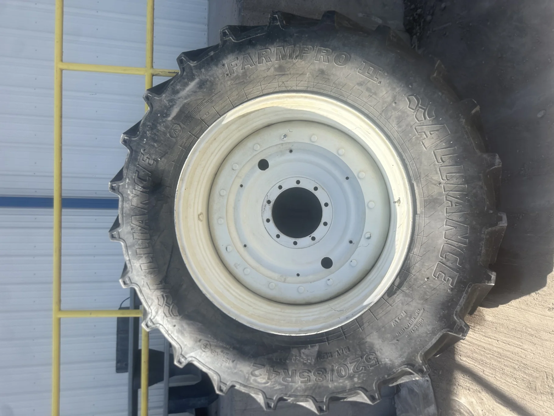 Used 88% 520/85R42 (20.8R42) Alliance FarmPro II 846/842 Radial R-1W (157A8/B) TL on a 18 x 42 NH Wh