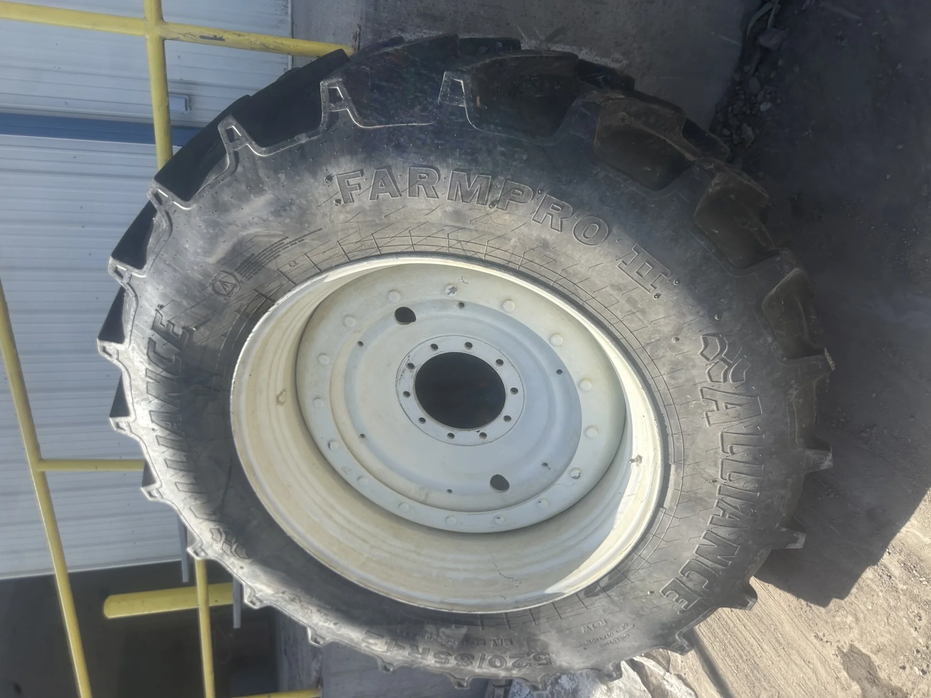 Used 88% 520/85R42 (20.8R42) Alliance FarmPro II 846/842 Radial R-1W (157A8/B) TL on a 18 x 42 NH Wh image 2