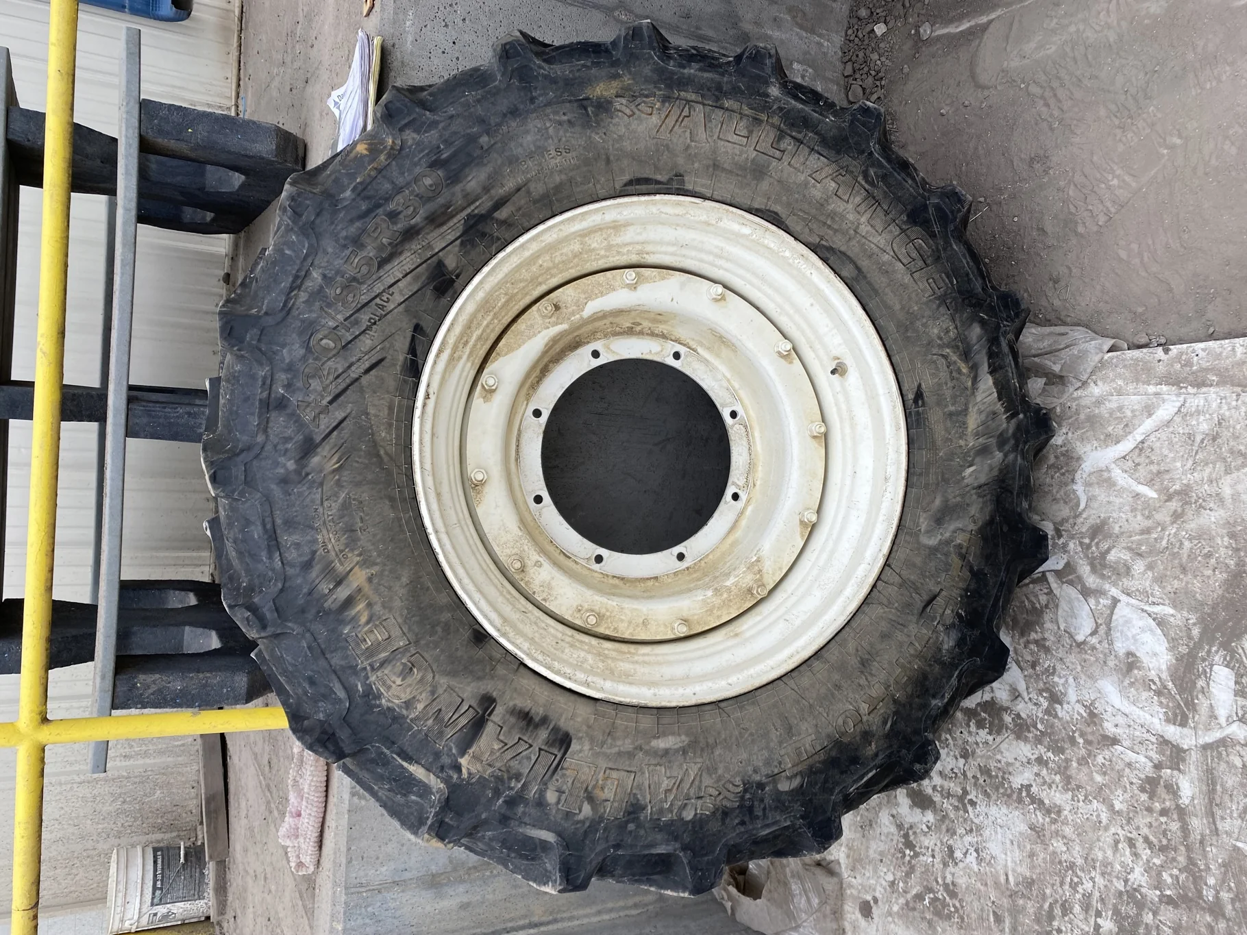 Used 65% 420/85R30 Alliance Farm Pro R-1W (147A8) TL on a 15 x 30 NH White8 Bolt (.687) Waffl