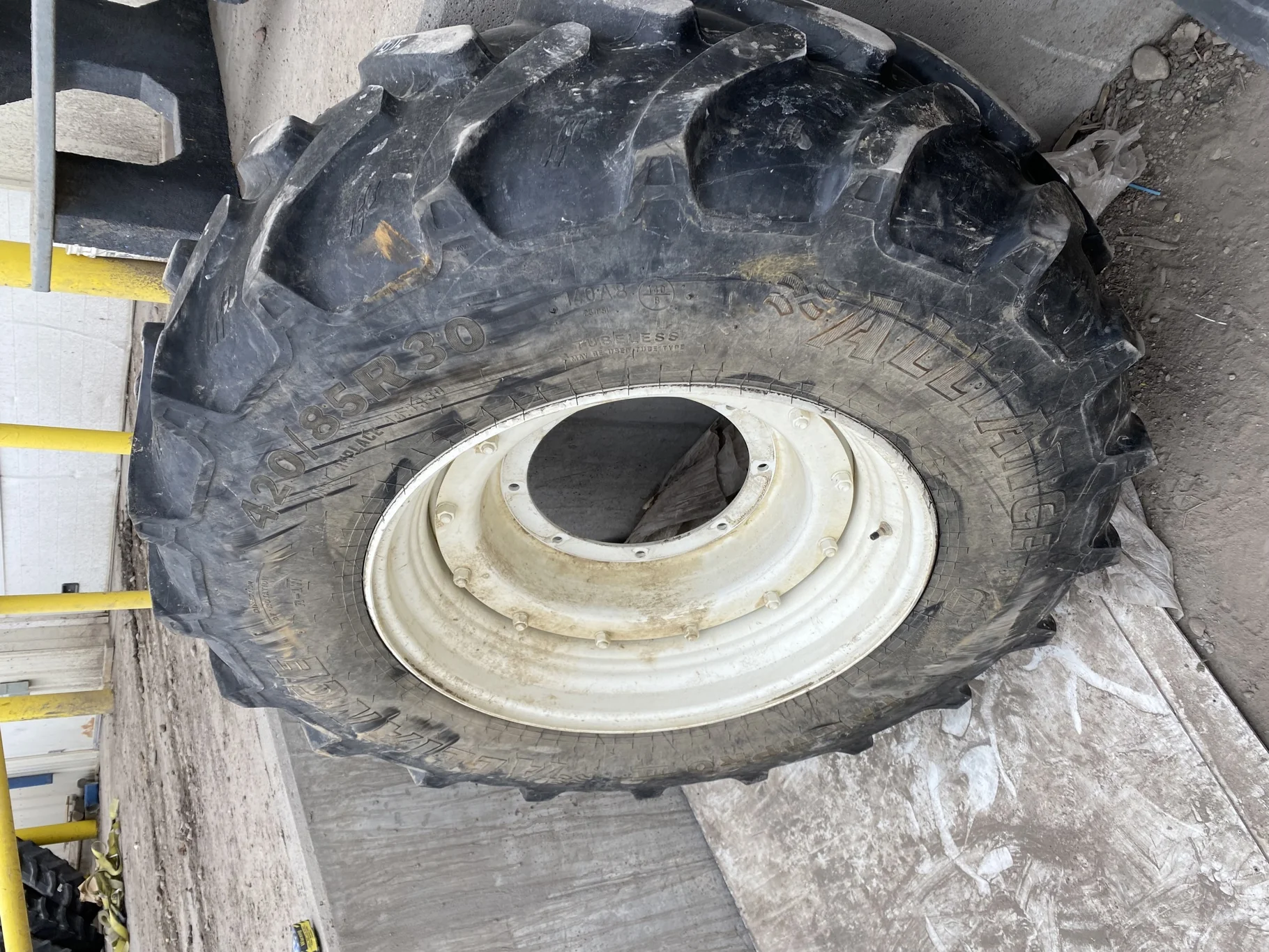 Used 65% 420/85R30 Alliance Farm Pro R-1W (147A8) TL on a 15 x 30 NH White8 Bolt (.687) Waffl image 3