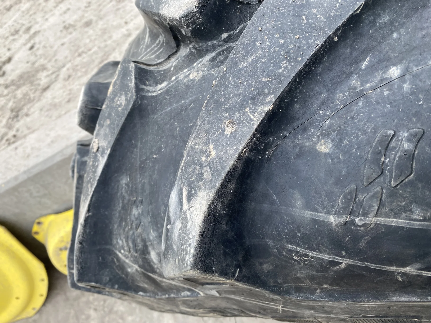 Used 65% 420/85R30 Alliance Farm Pro R-1W (147A8) TL on a 15 x 30 NH White8 Bolt (.687) Waffl image 4
