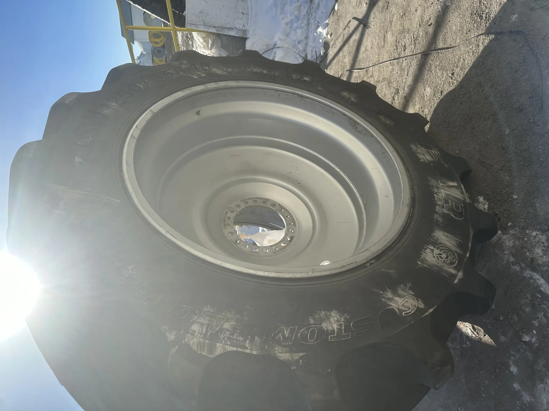 Used 75% LSW1250/35R46 Goodyear Custom Flo Grip Radial R-2 (202D) TL on a 44 x 46 Case Silver 20 Bo