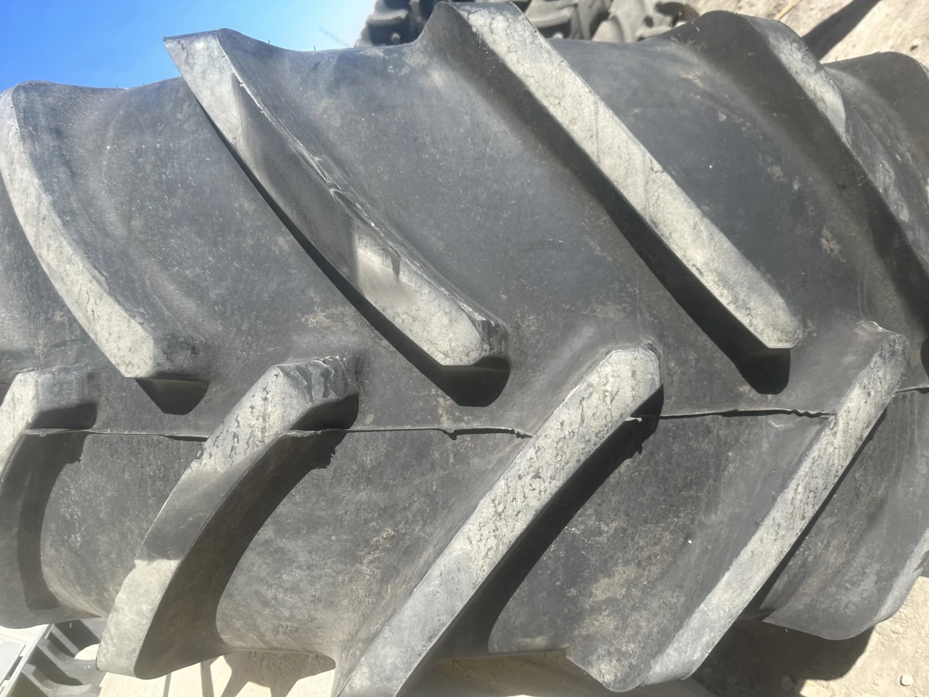 Used 95% 710/70R42 Firestone Maxi Traction R-1W (168D) TL on a 23 x 42 JD Yellow 12 Bolt Stub image 4