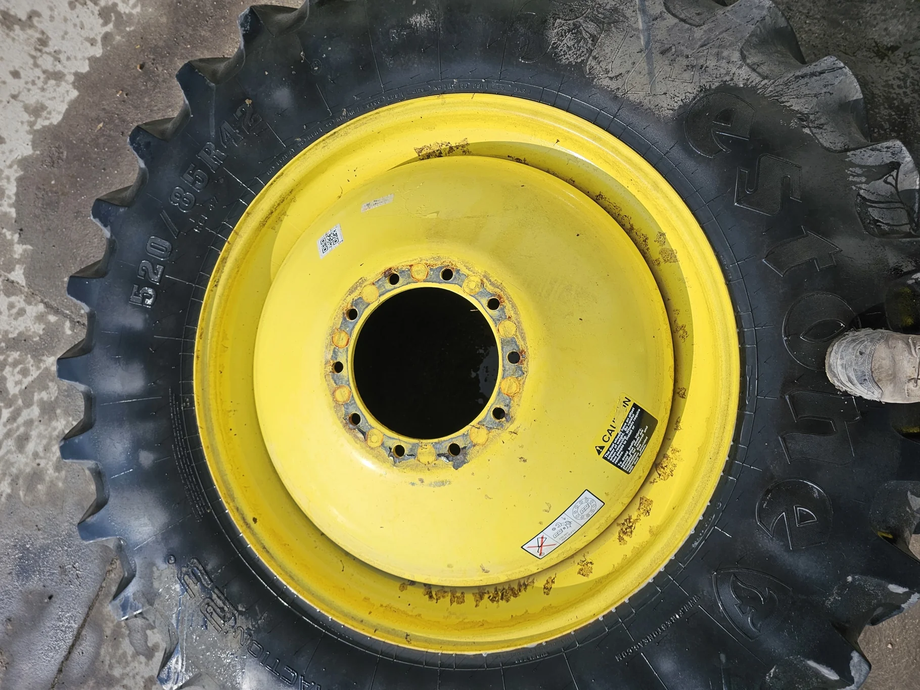 Used 80% 520/85R42 Firestone Radial All Traction 23 R-1W (157B) TL on 18 x 42 John Deere Yellow 10 image 5