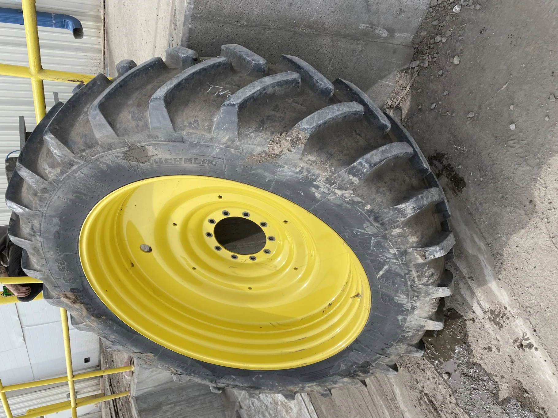 Used 85% 480/80R50 (18.4R50) Michelin AgriBib 2 R-1W (159A8/159B) TL on a 15 x 50 JD Yellow 10 image 4