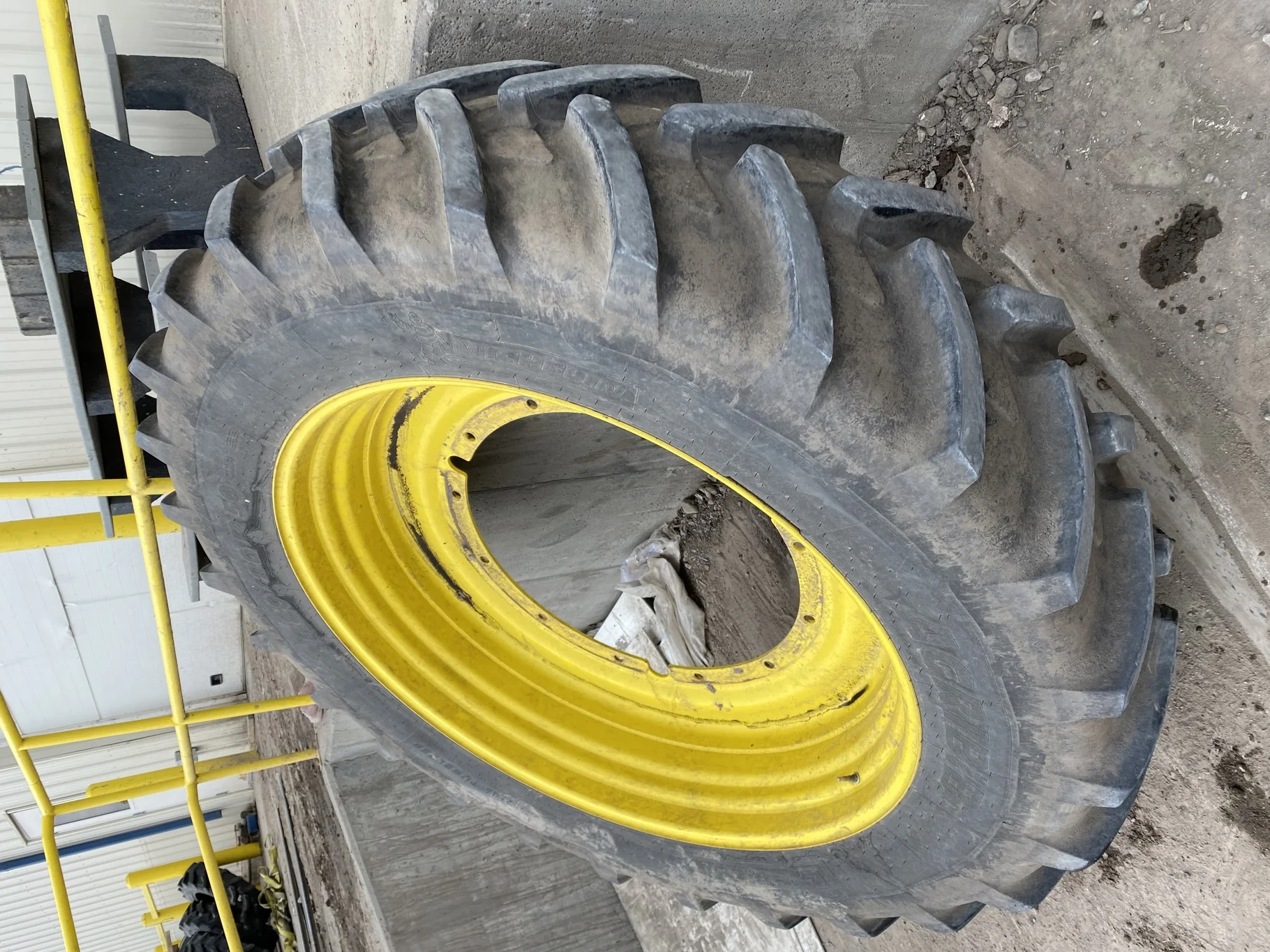 Used 85% 480/80R50 (18.4R50) Michelin AgriBib 2 R-1W (159A8/159B) TL on a 15 x 50 JD Yellow 12 image 2