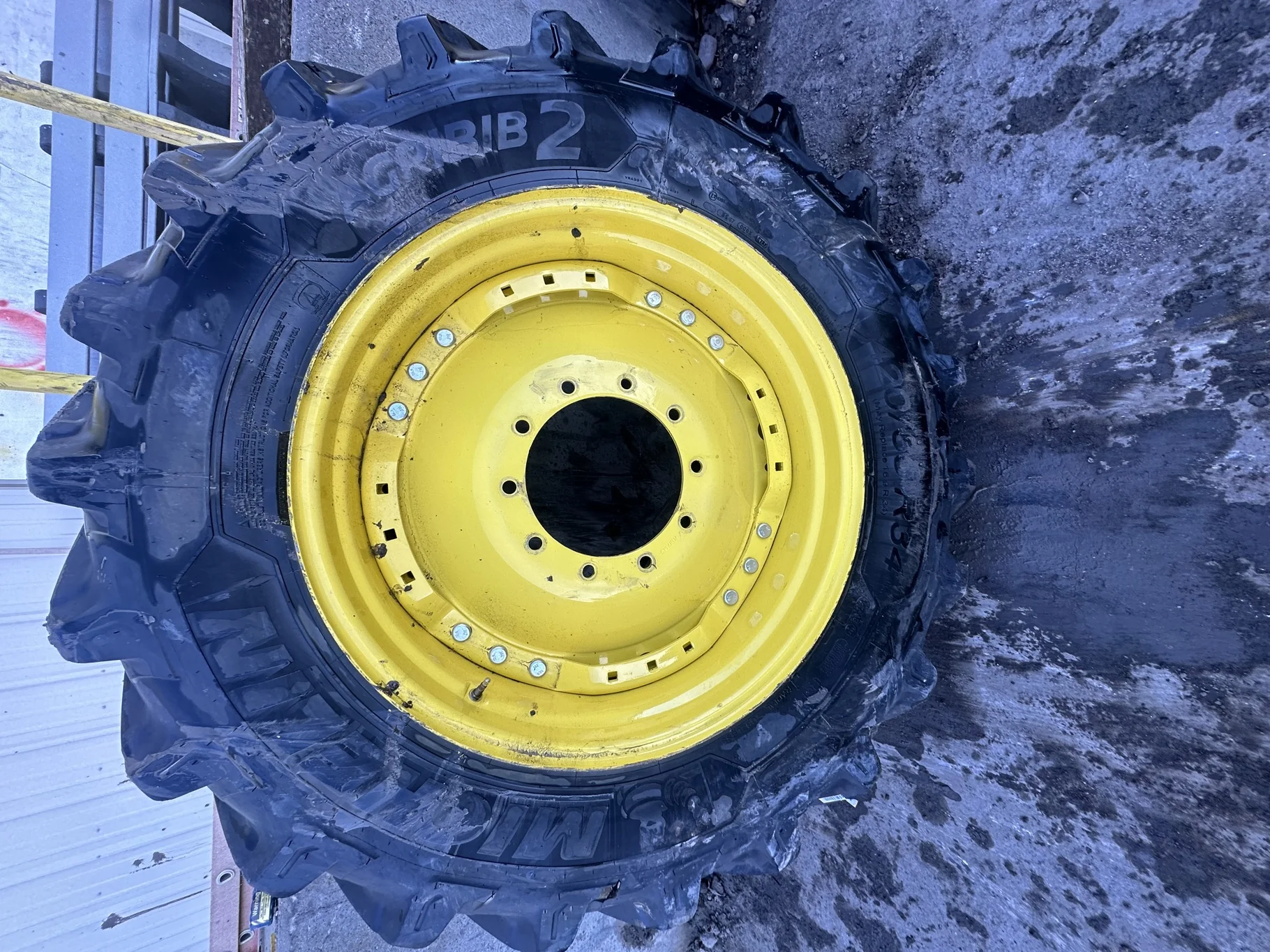 Used 90% 420/85R34 (16.9R34) Michelin AgriBib 2 R-1W 147A8/147B TL on a 15 x 34 JD Yellow Waff image 5