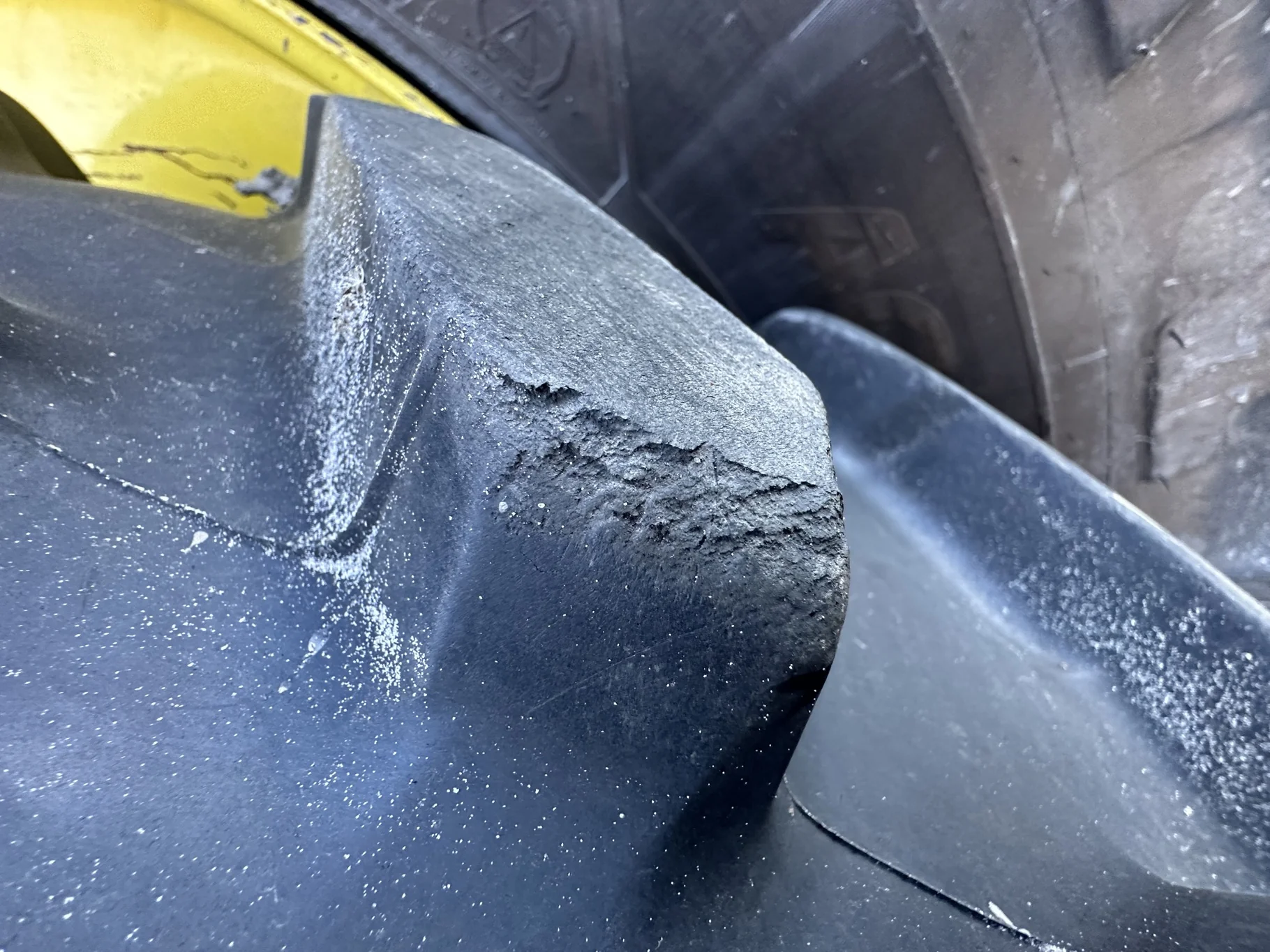 Used 90% 420/85R34 (16.9R34) Michelin AgriBib 2 R-1W 147A8/147B TL on a 15 x 34 JD Yellow Waff image 7