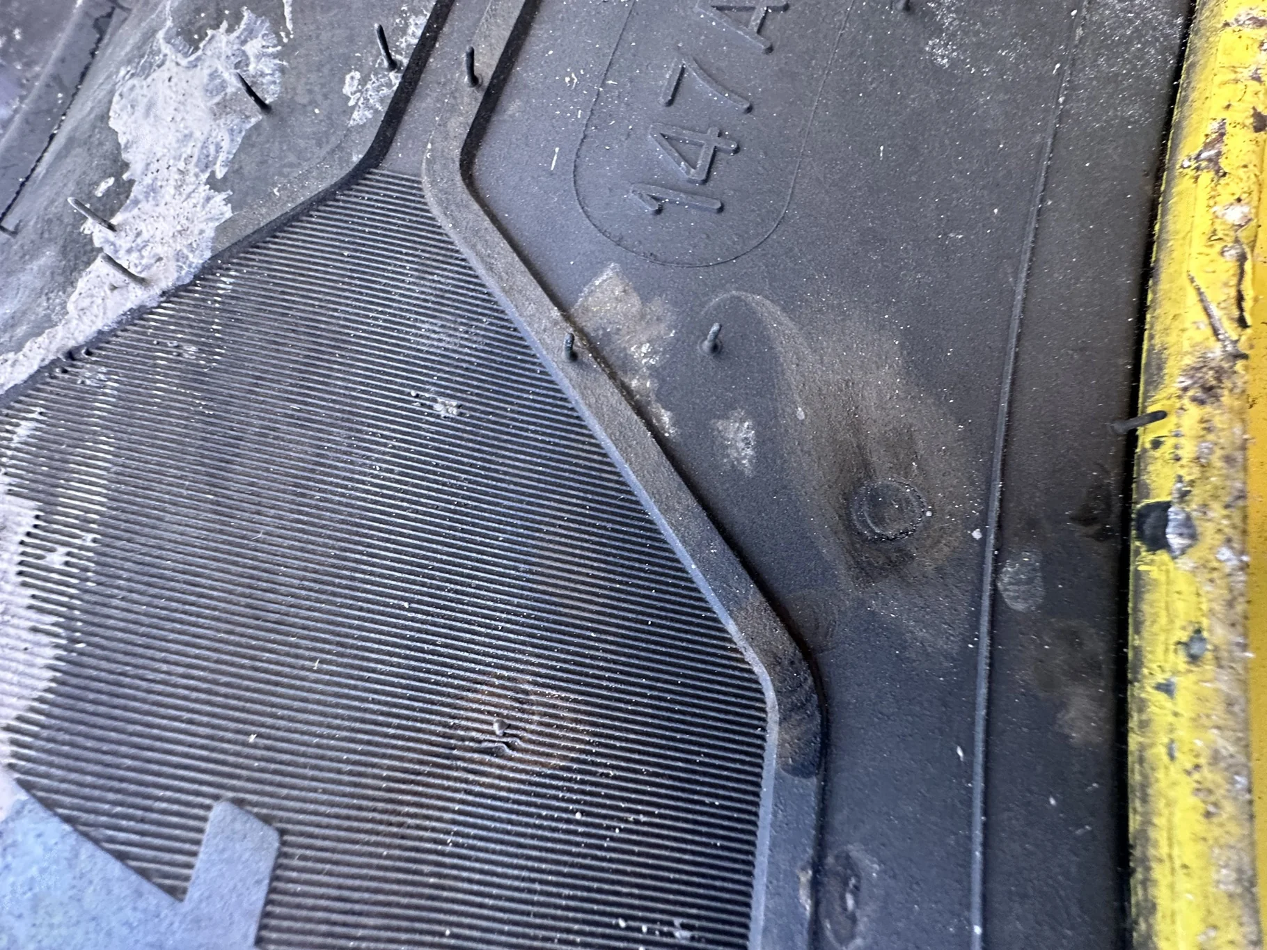 Used 90% 420/85R34 (16.9R34) Michelin AgriBib 2 R-1W 147A8/147B TL on a 15 x 34 JD Yellow Waff image 9