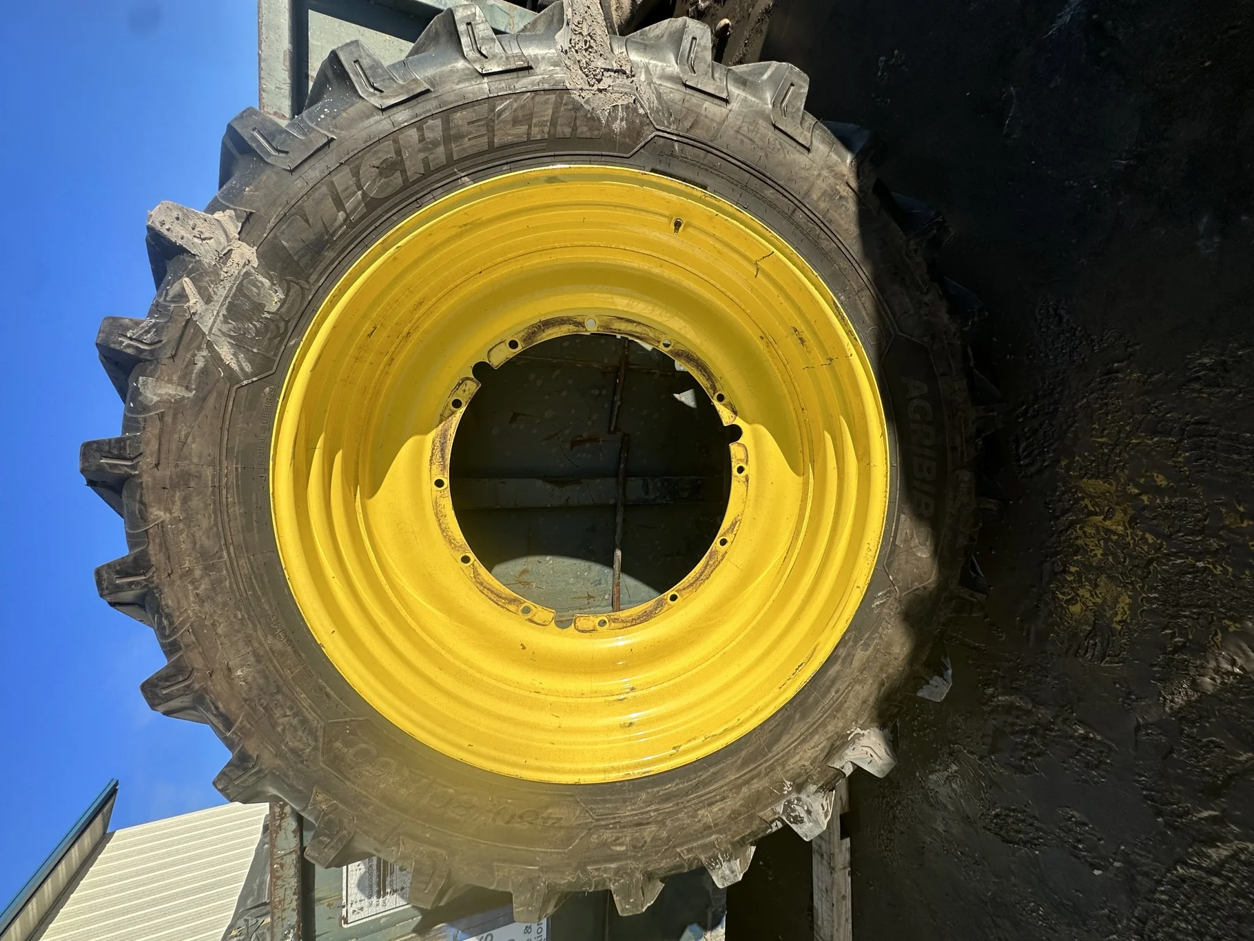 Used 90% 480/80R50 (18.4R50) Michelin AgriBib 2 R-1W 159A8/159B TL on a 15 x 50 JD Yellow 12 B image 2