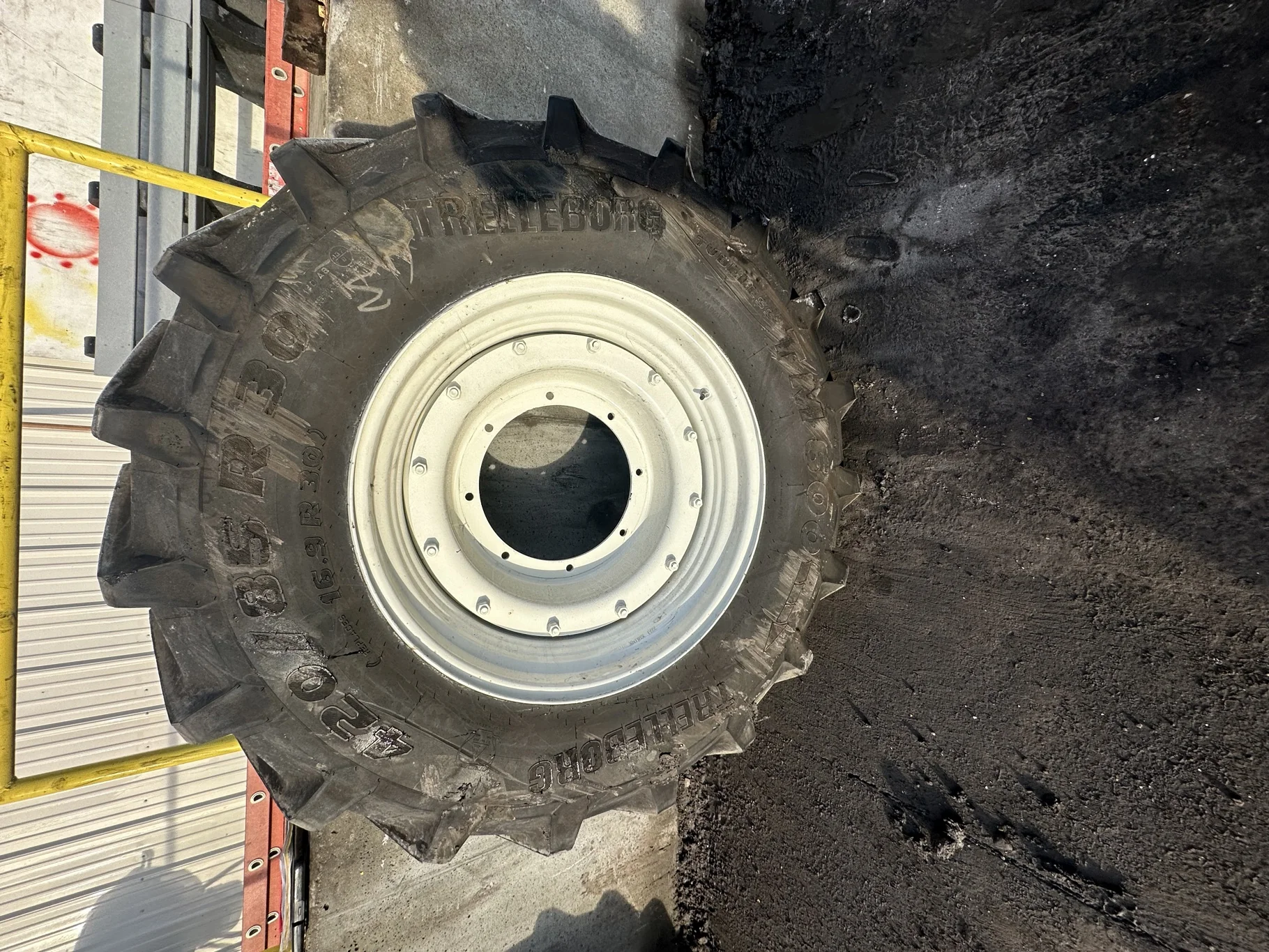 Used 98% 420/85R30 Trelleborg TM600 R1W 140A8 on a 15 x 30 NH White 12 Stub Disc Wheel With A image 2