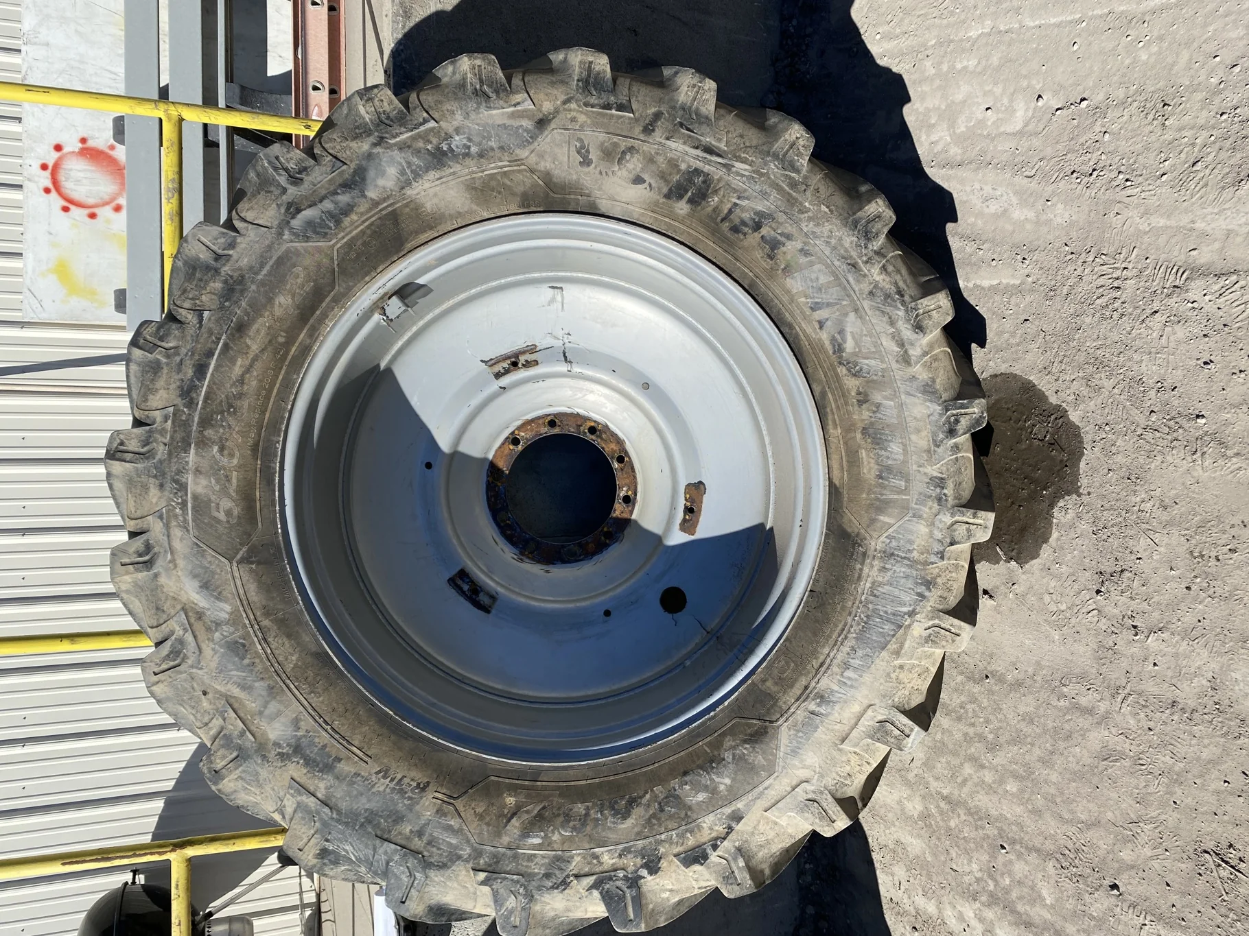 Used 60% 520/85R42 (20.8R42) Michelin AgriBib 2 R-1W (162A8/162B) TL on a 18 x 42 Case Silver 10 Bo
