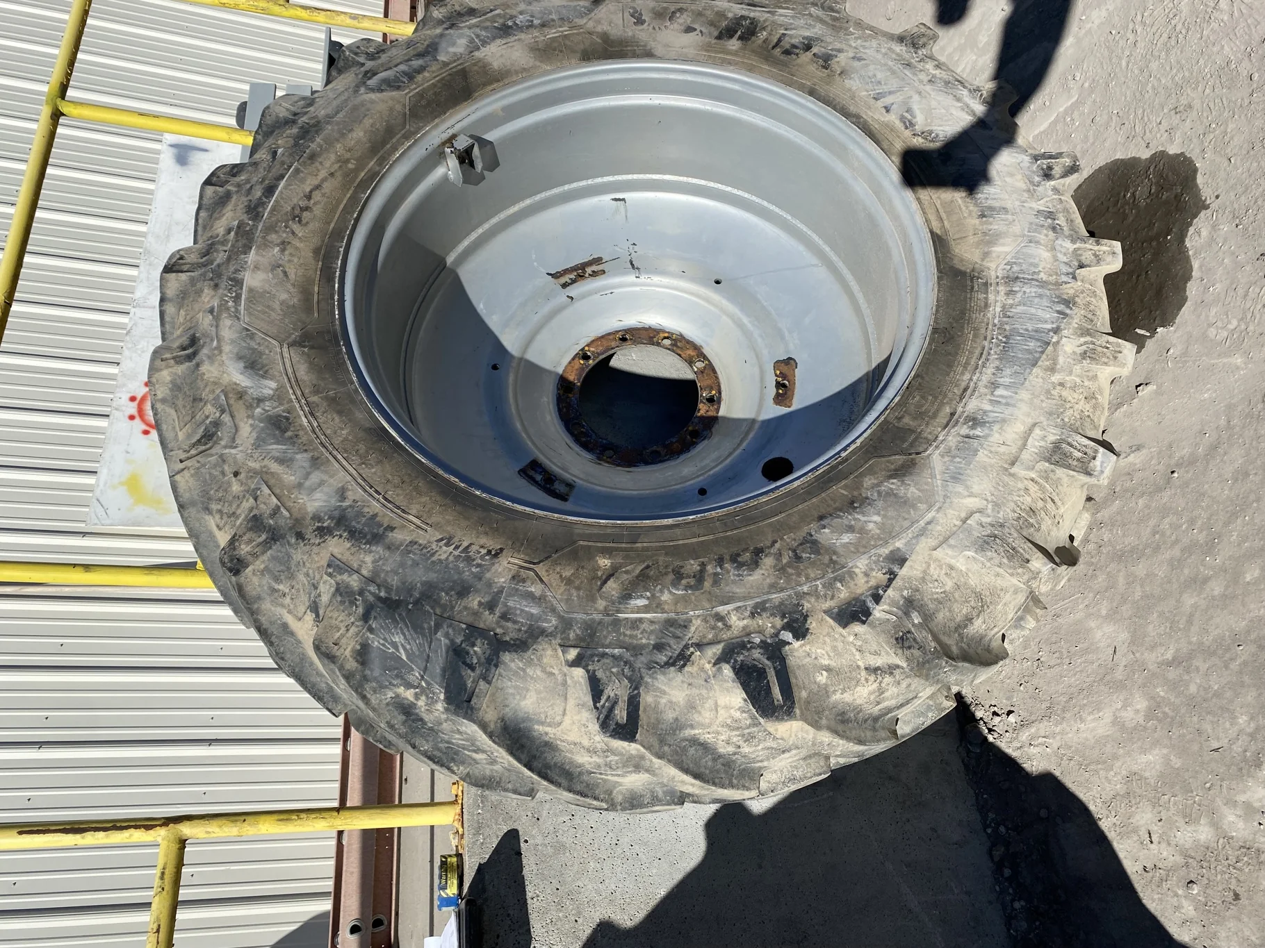 Used 60% 520/85R42 (20.8R42) Michelin AgriBib 2 R-1W (162A8/162B) TL on a 18 x 42 Case Silver 10 Bo image 2