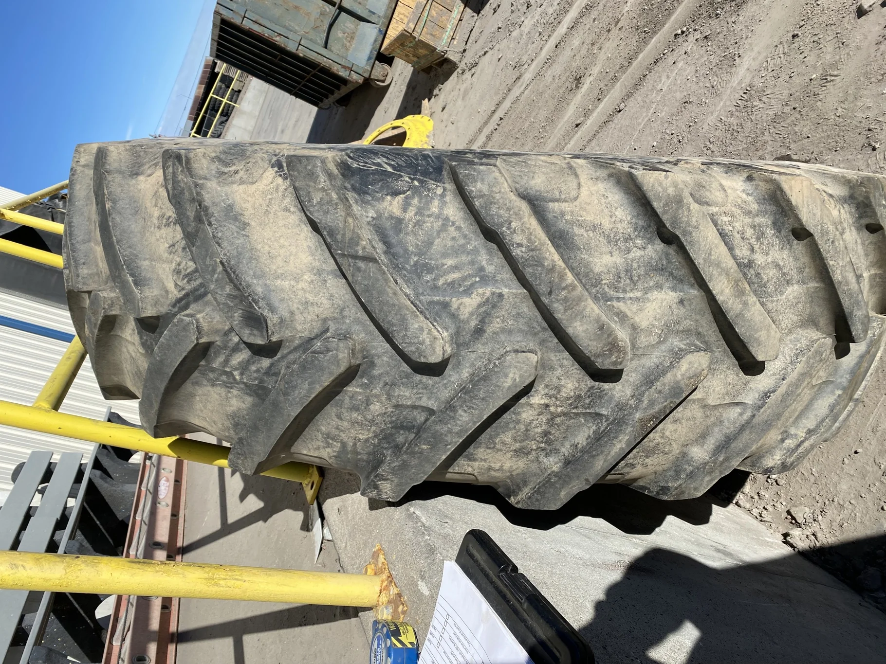 Used 60% 520/85R42 (20.8R42) Michelin AgriBib 2 R-1W (162A8/162B) TL on a 18 x 42 Case Silver 10 Bo image 3