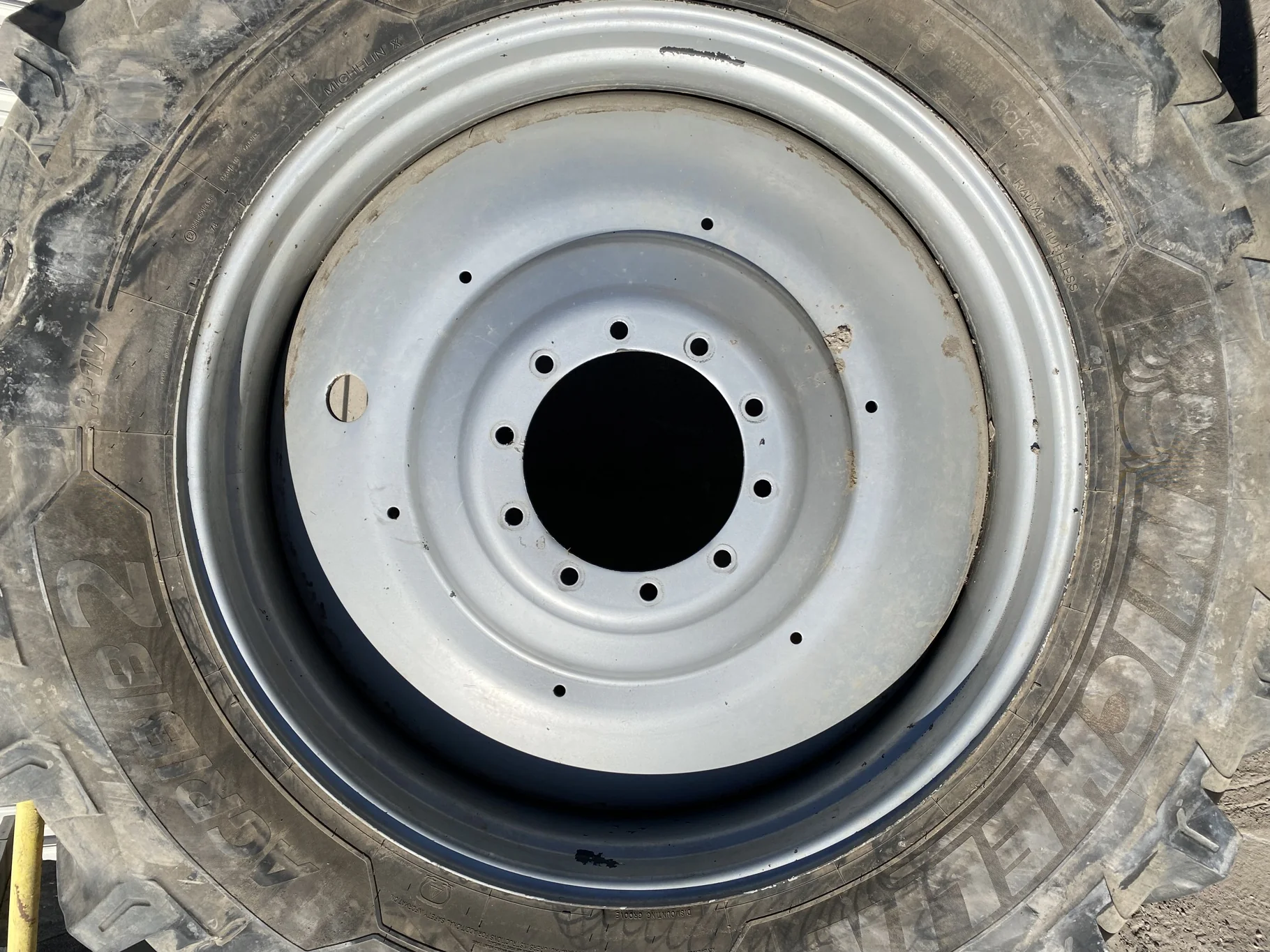 Used 60% 520/85R42 (20.8R42) Michelin AgriBib 2 R-1W (162A8/162B) TL on a 18 x 42 Case Silver 10 Bo image 5