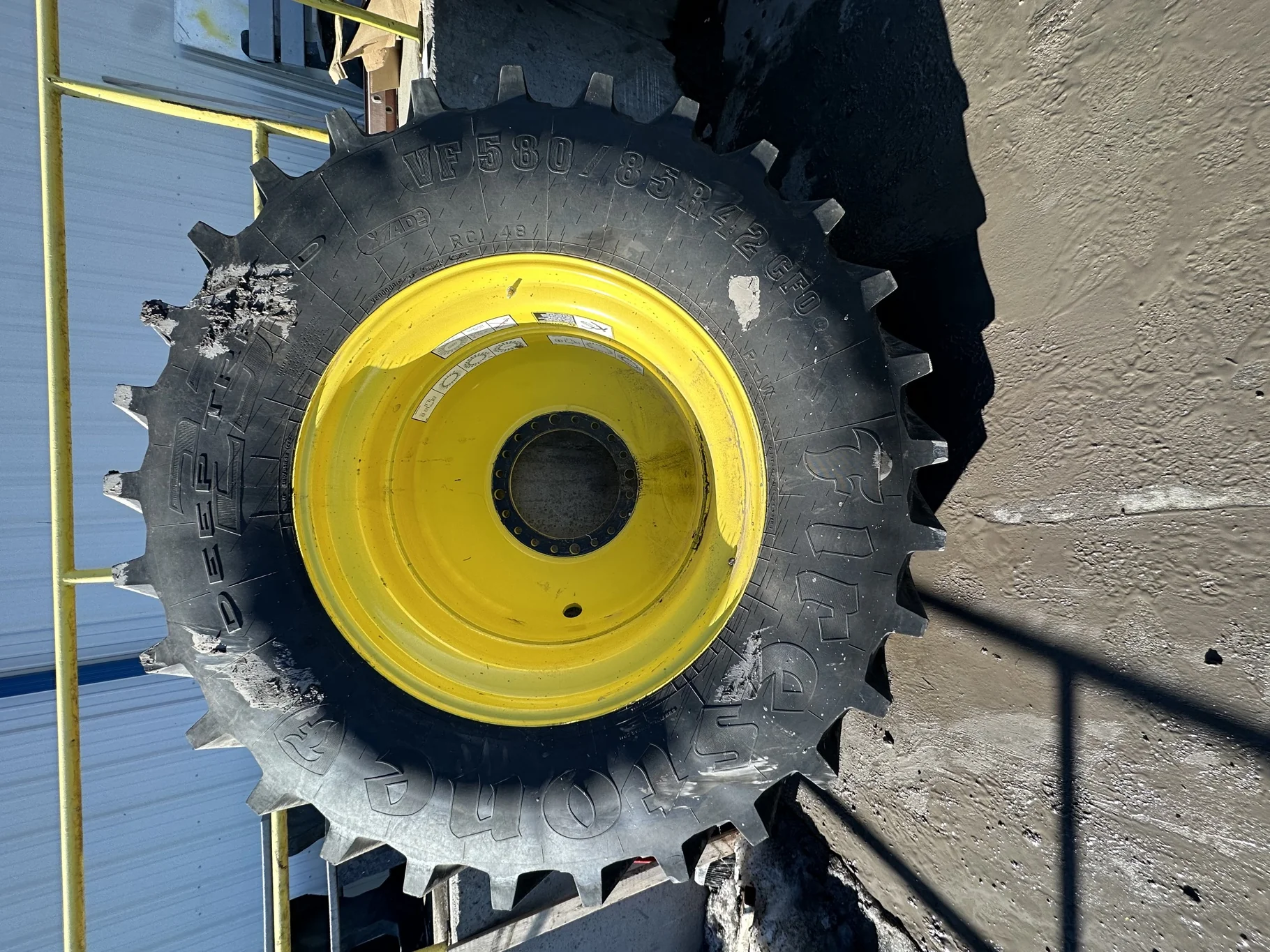 Used 95% VF580/85R42 CFO Firestone Radial Deep Tread 23 R-1W 178B TL on a 18 X 42 XE Series  JD image 2