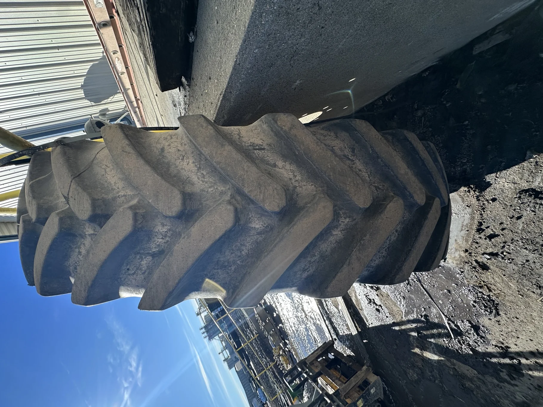 Used 85% VF480/80R50 Michelin SprayBib R-1W 179D TL on a 15 x 50 JD Yellow 10 Bolt (.906) Dual image 3