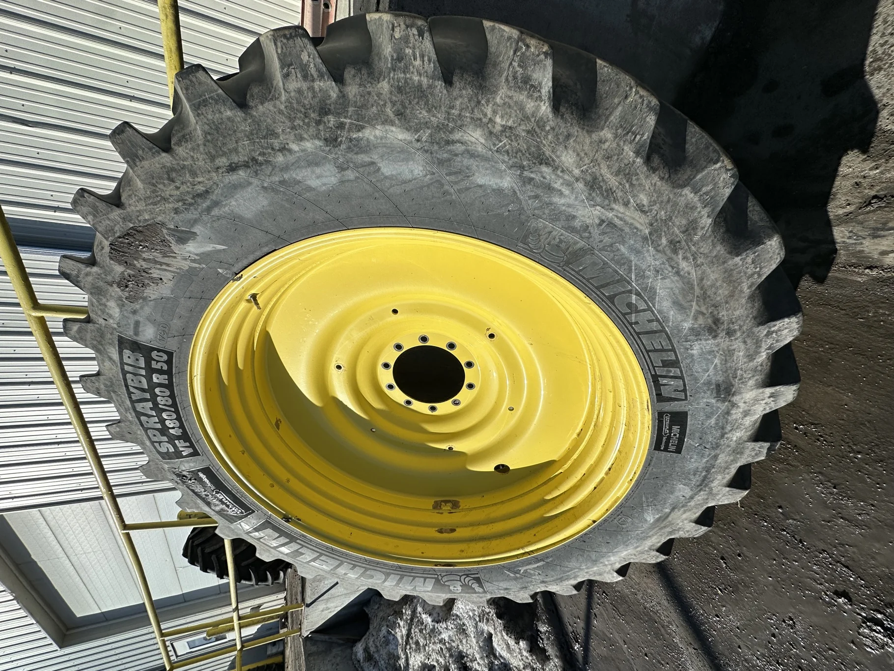 Used 85% VF480/80R50 Michelin SprayBib R-1W 179D TL on a 15 x 50 JD Yellow 10 Bolt (.906) Dual image 5