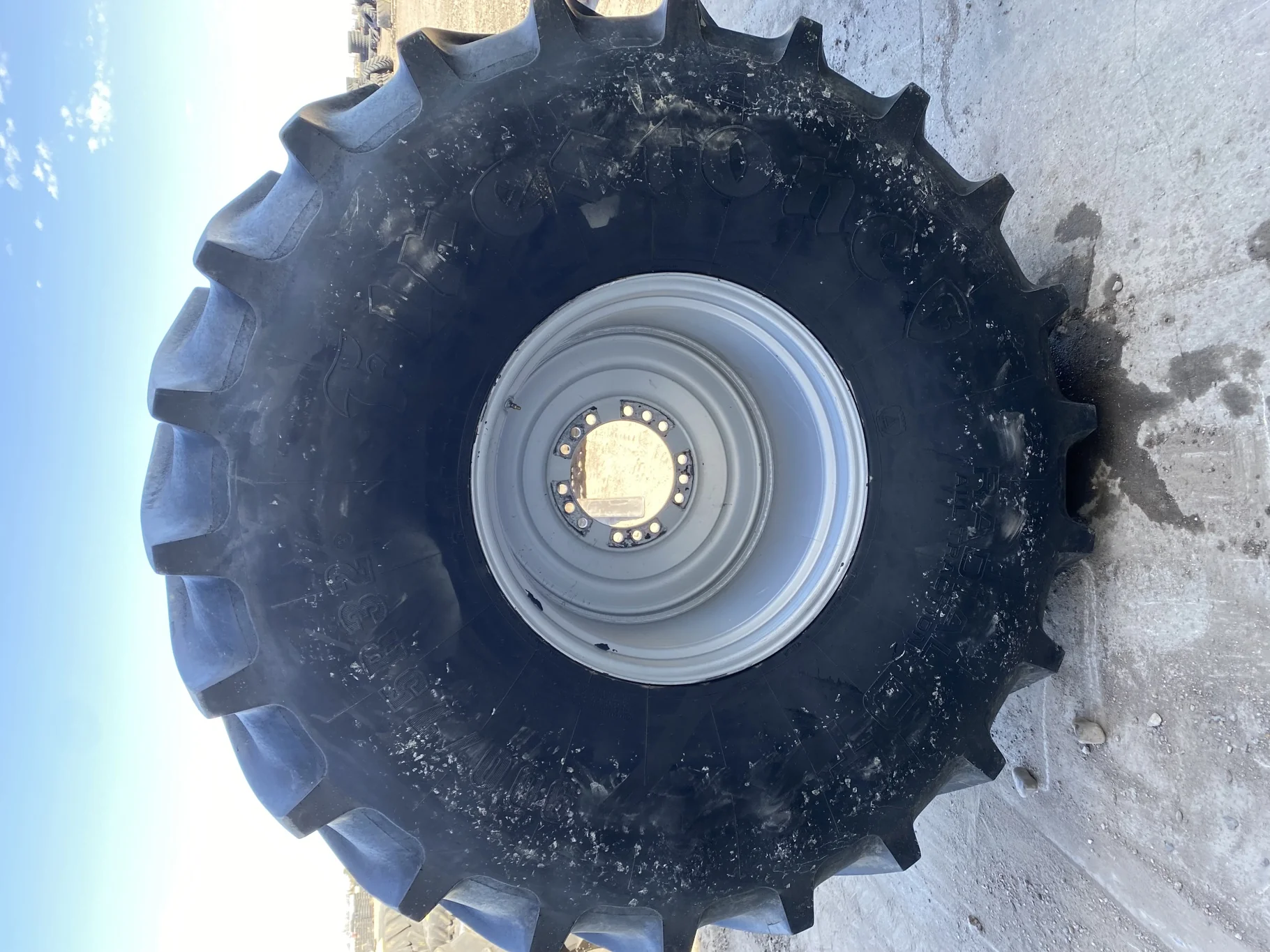 Used 80% 900/75R32 Firestone Radial All traction DT R-1W 184B TL on a 30 x 32 Case IH Silver 15 bolt