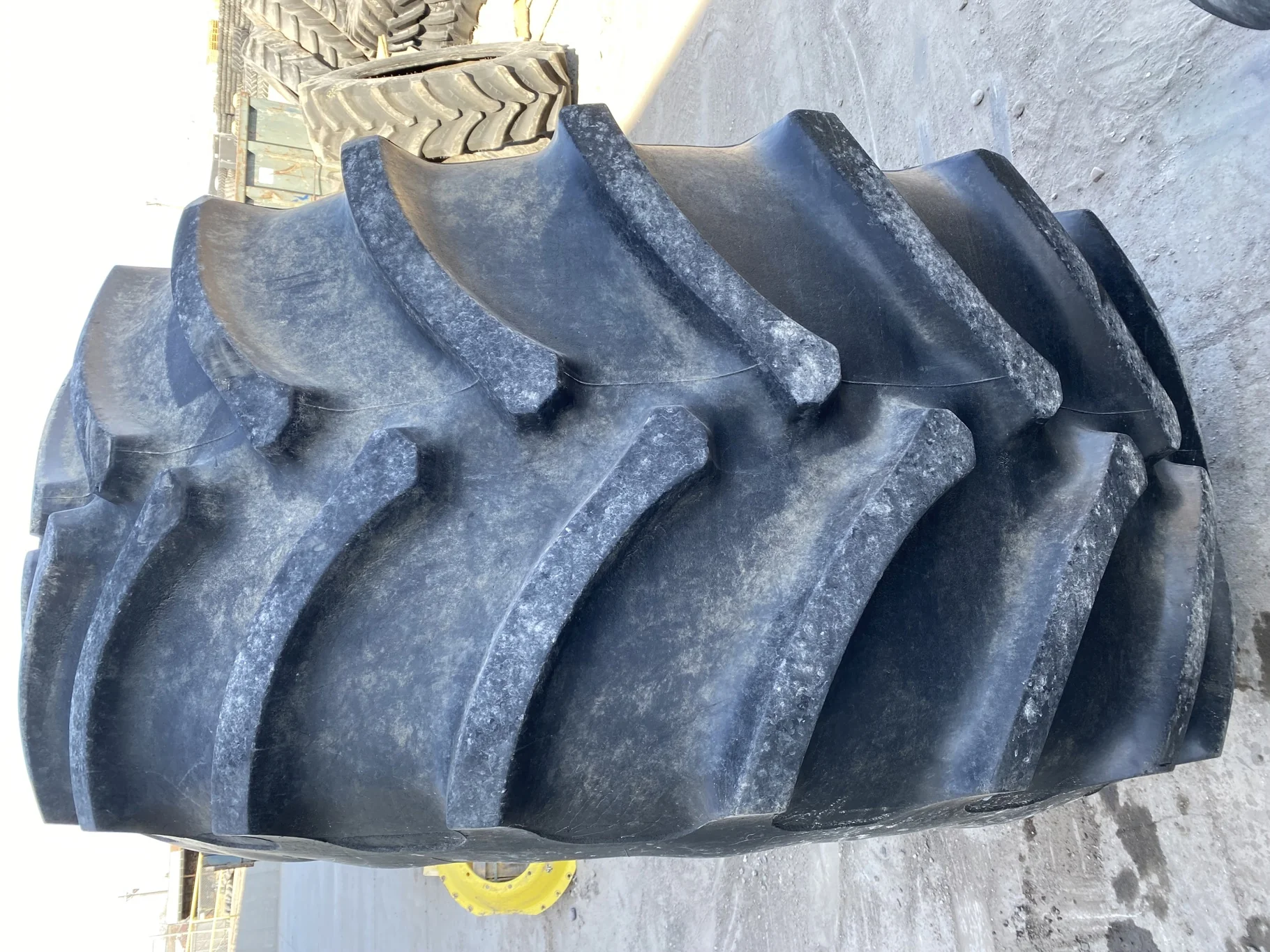 Used 80% 900/75R32 Firestone Radial All traction DT R-1W 184B TL on a 30 x 32 Case IH Silver 15 bolt image 3