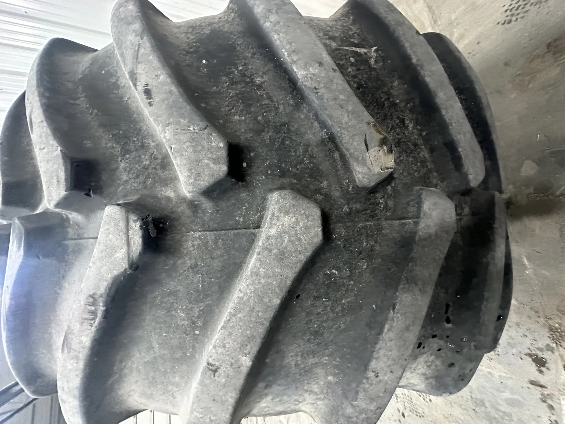 Used 78% 900/60R32 Firestone Radial All Traction 23 R-1 176B TL on 30 x 32 Case Silver Plate W image 4