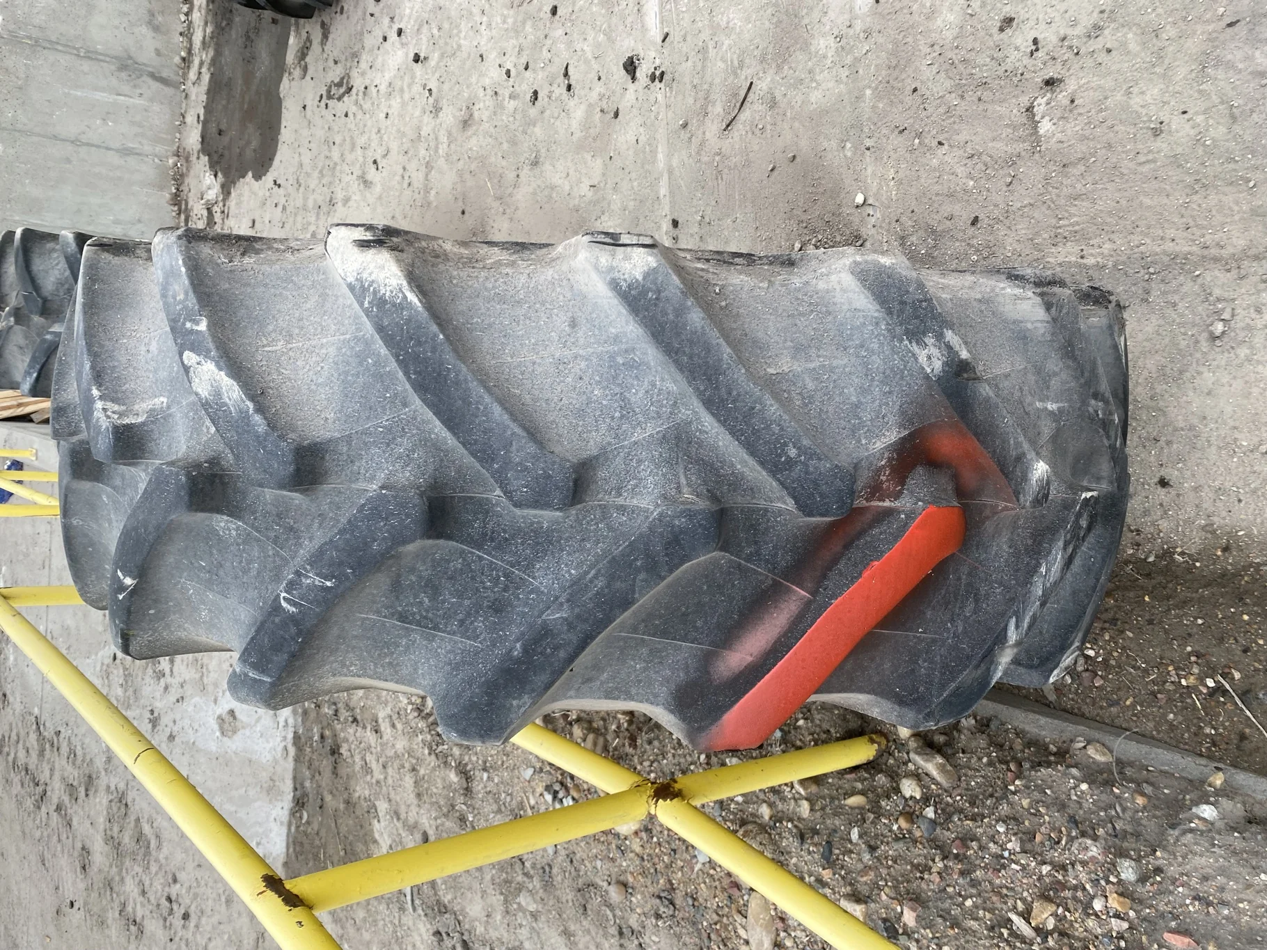 USED 55% 480/70R30 Titan AG49M R1W TL Mounted on 15 x 30 JD Yellow 12 Bolt (3 Bolt) (12-16-14) image 3