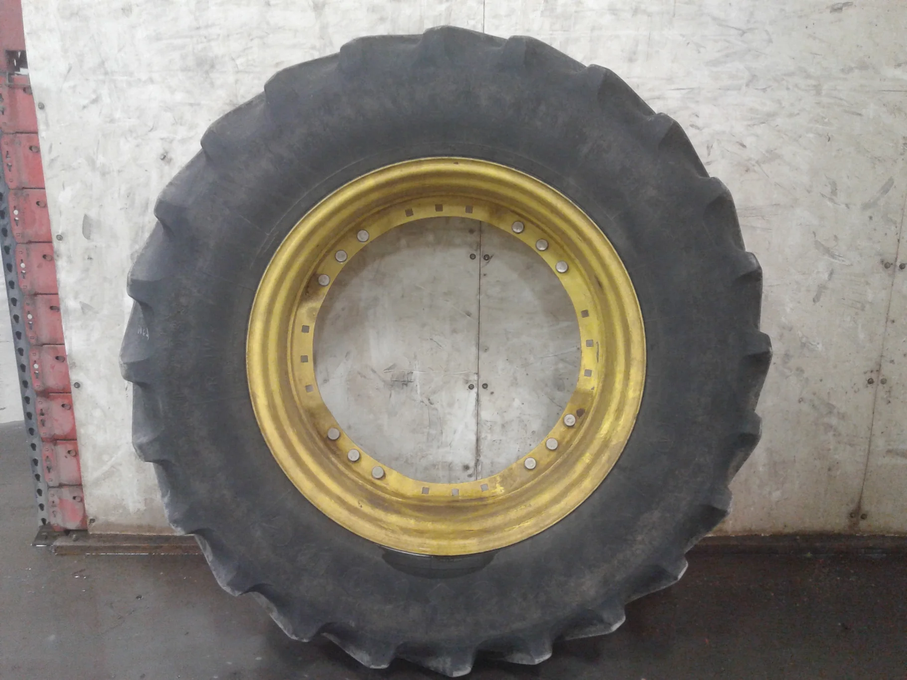 Used 35% 420/85R34 Firestone RAT DT R-1W (147B) on 15 x 34 JD Yellow waffle 3 bolt no disc
