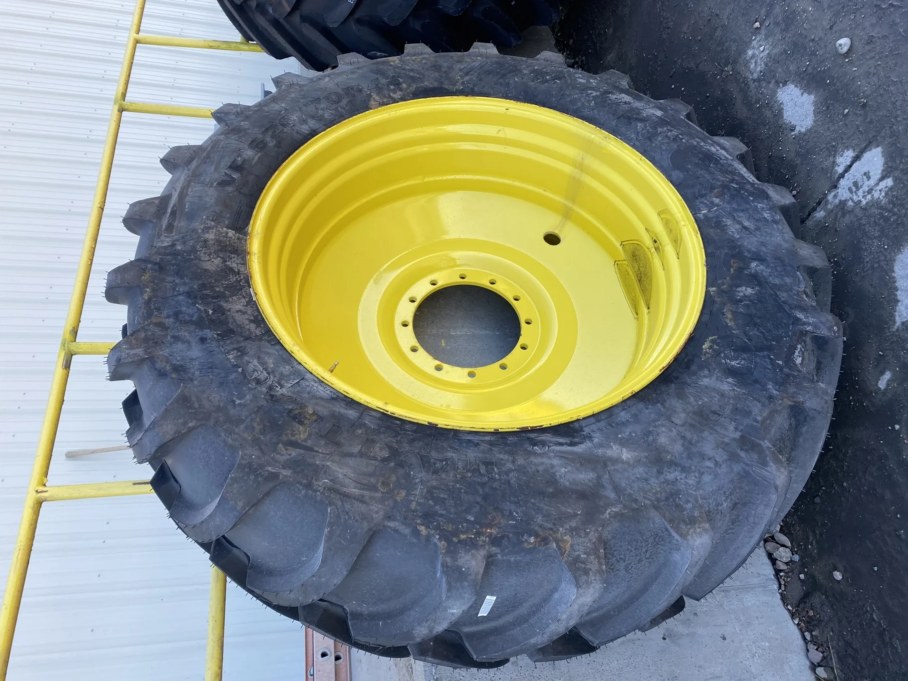 Used 95% VF620/70R46 Firestone Maxi Traction R-1W 179D TL on 21 X 46 JD 12 Bolt Sprayer Wheel (12-15 image 2