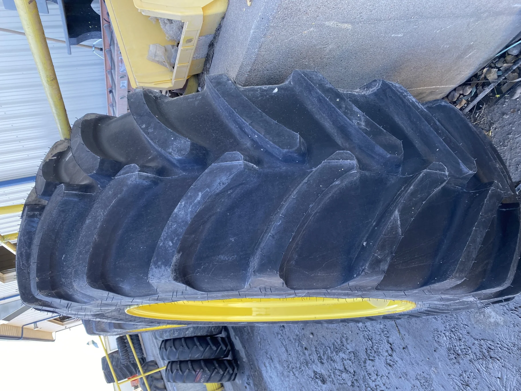 Used 95% VF620/70R46 Firestone Maxi Traction R-1W 179D TL on 21 X 46 JD 12 Bolt Sprayer Wheel (12-15 image 3