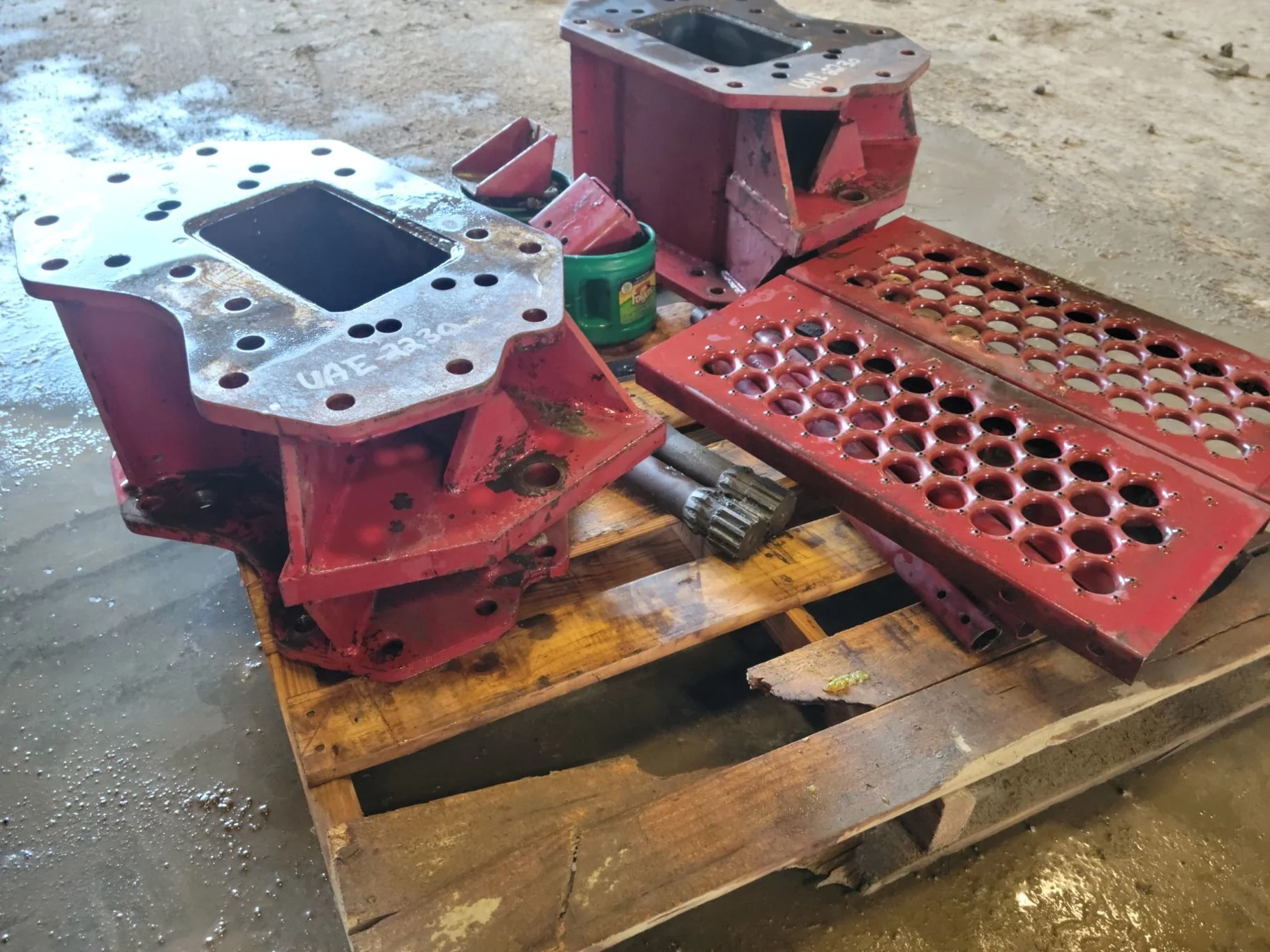 Used 12" Combine Extension Kit with Hardware and Ladder Extensions. 12 Spline. 41" Drive Shaft.