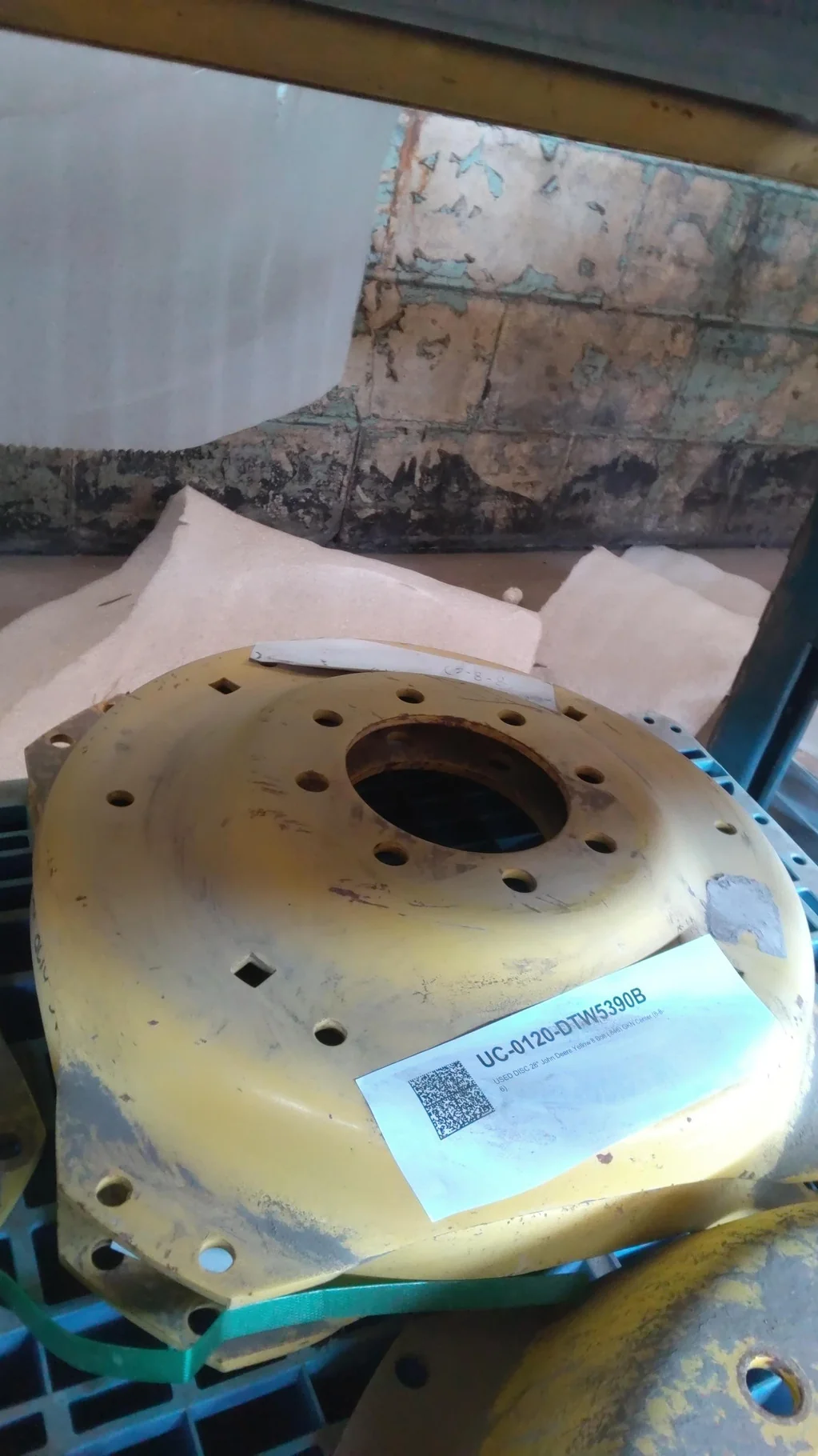 USED DISC 28" John Deere Yellow 8 Bolt (.846) GKN Center (8-8-6)