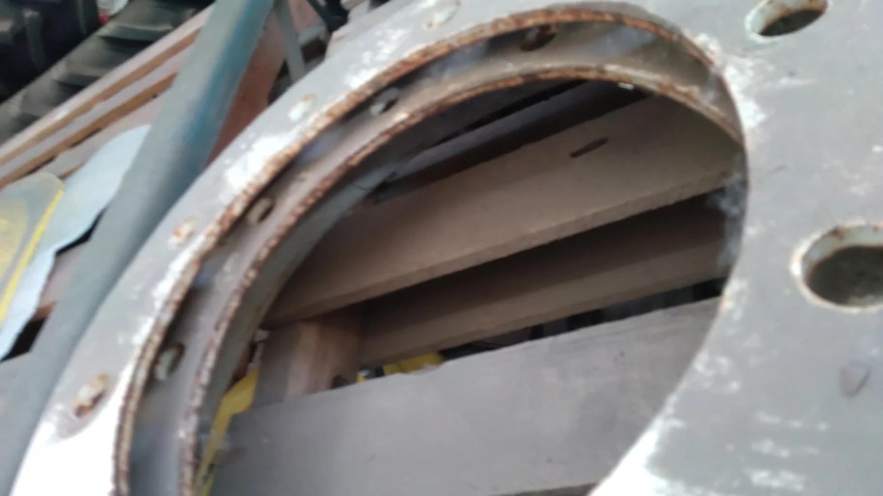 USED DISC 28/30" New Holland White 10 Bolt (.846") (10-13.189-11.077) 4" offset image 2