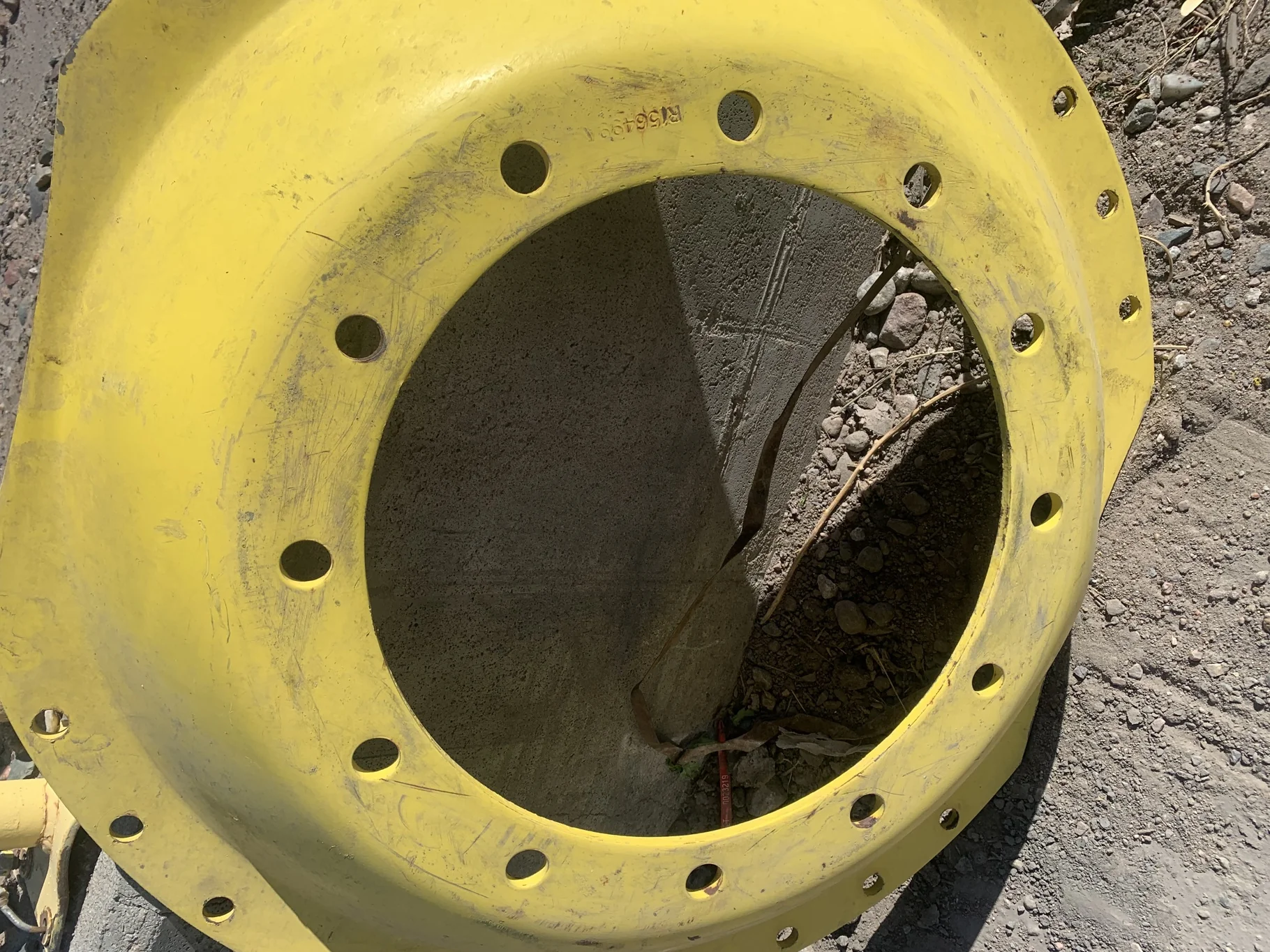 USED DISC 34" John Deere Yellow 12 Bolt Center (12-16-15)  
(Faded Paint, Rust Spots, Paint Scratche image 2