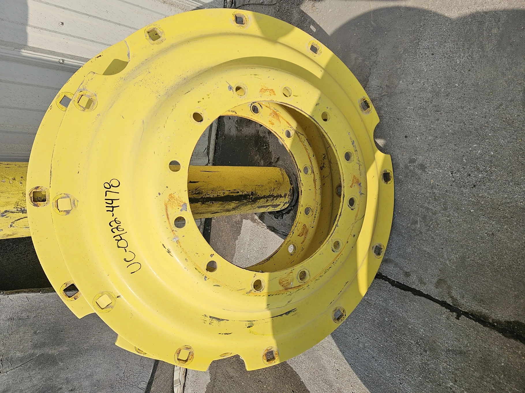 USED DISC 38" John Deere Yellow 12 Bolt (.906") Stub Disc Center (12-16.732-14.64) -(Rust, Scratches