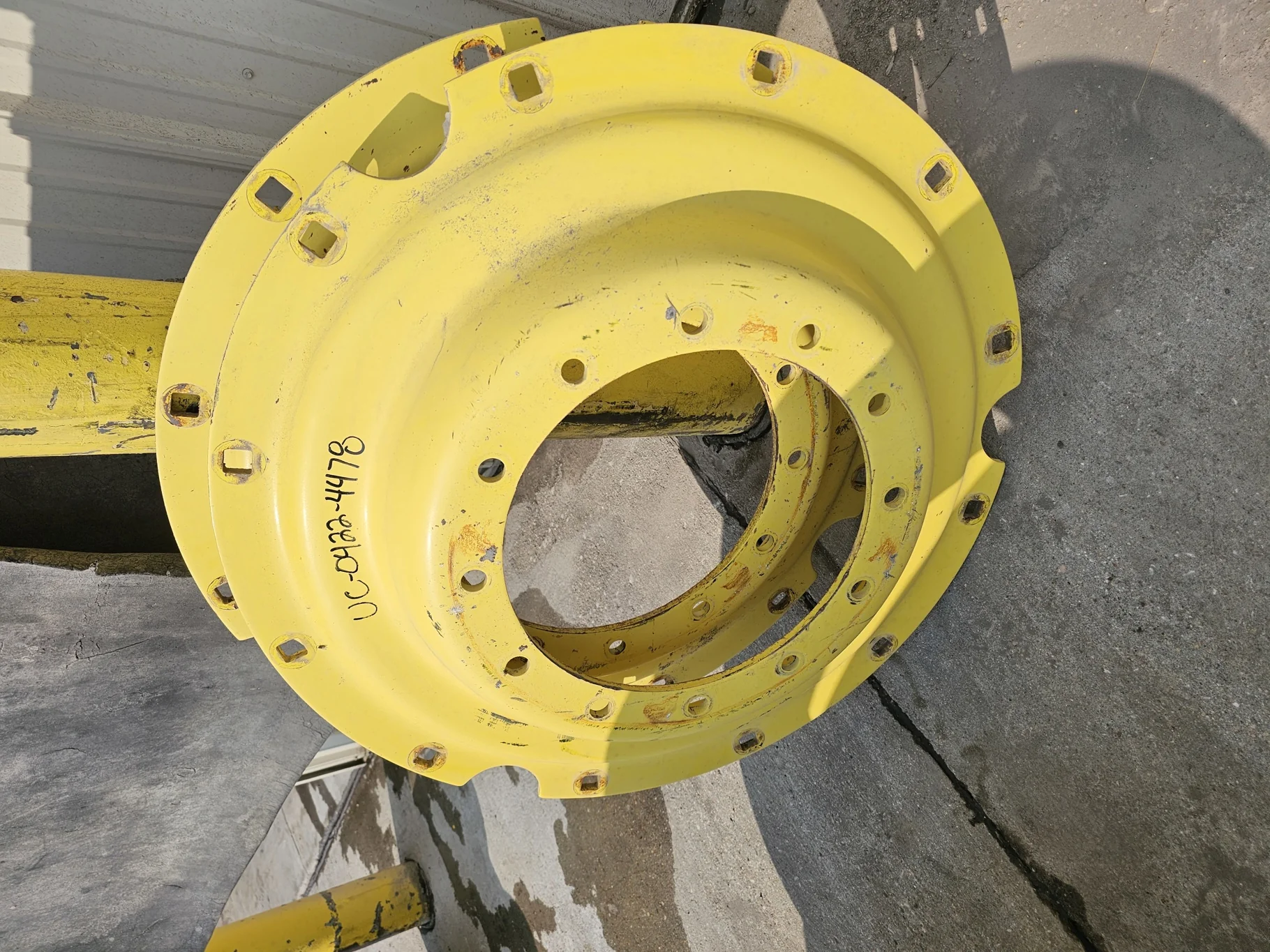 USED DISC 38" John Deere Yellow 12 Bolt (.906") Stub Disc Center (12-16.732-14.64) -(Rust, Scratches image 2