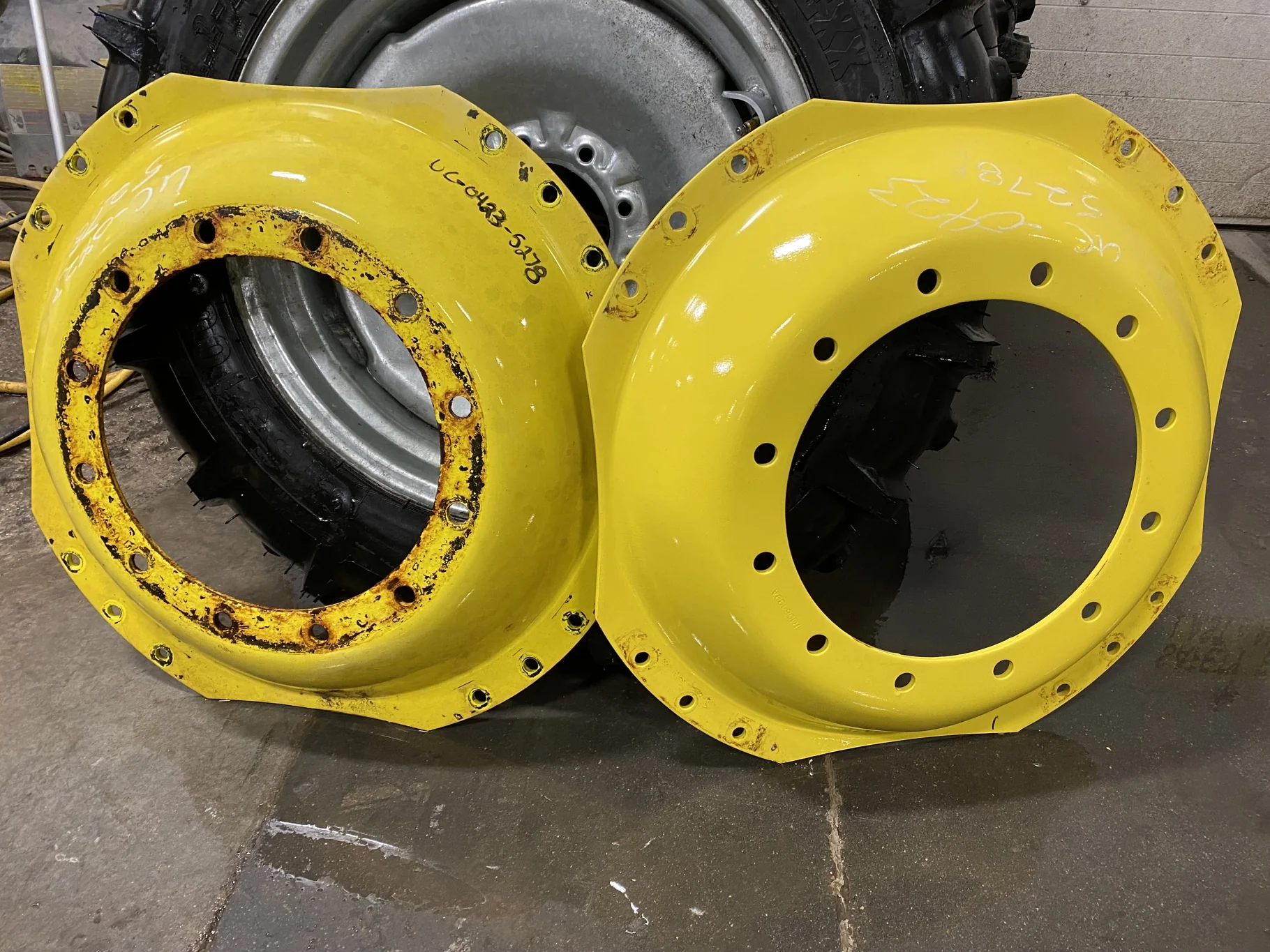 USED DISC 34" John Deere Yellow 12 Bolt (.905) Waffle Center (12-16.732-14.64) 4" ( 1 center has hea