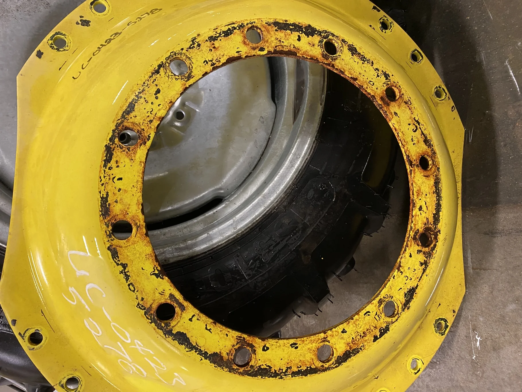 USED DISC 34" John Deere Yellow 12 Bolt (.905) Waffle Center (12-16.732-14.64) 4" ( 1 center has hea image 2