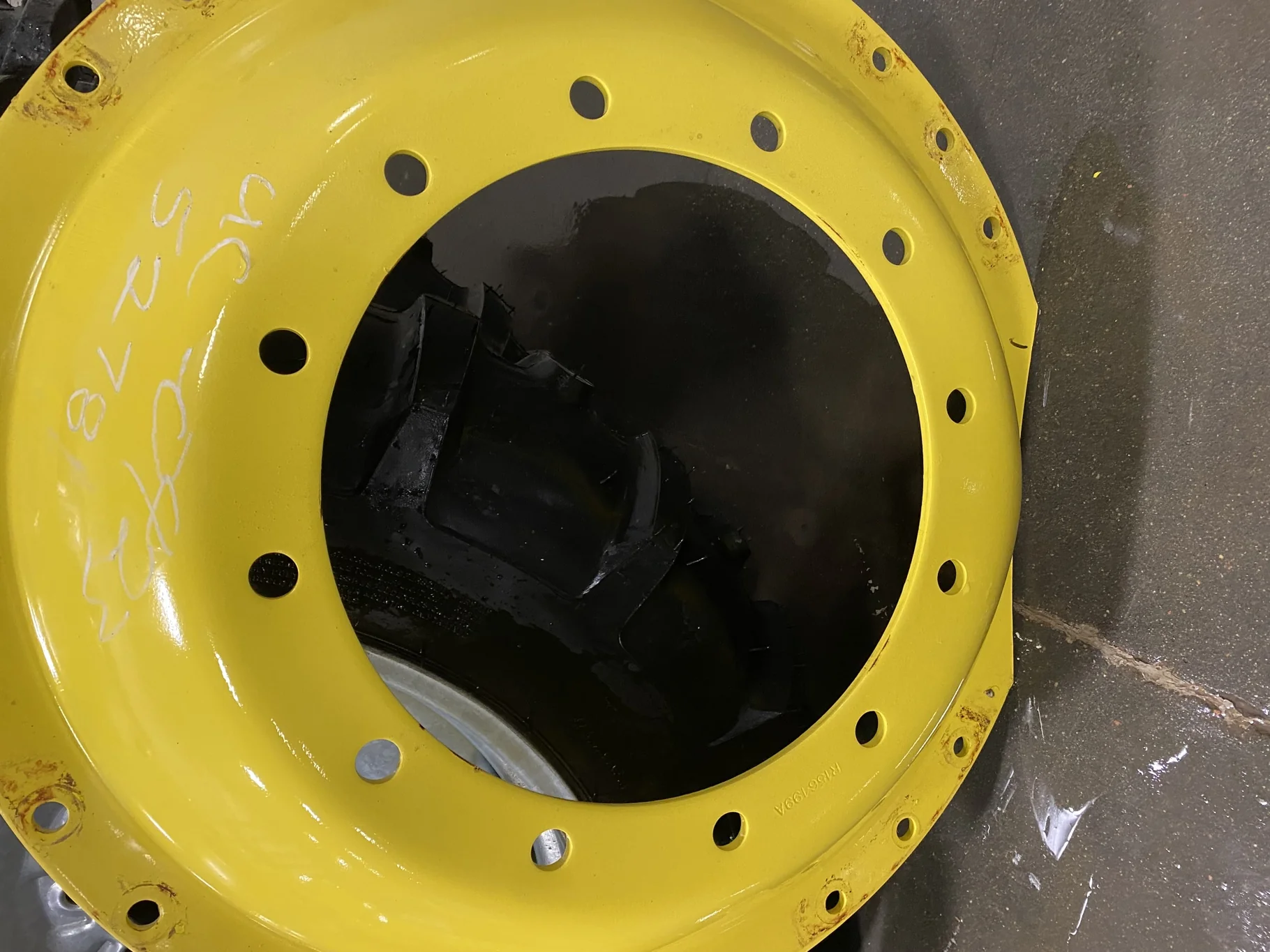 USED DISC 34" John Deere Yellow 12 Bolt (.905) Waffle Center (12-16.732-14.64) 4" ( 1 center has hea image 3