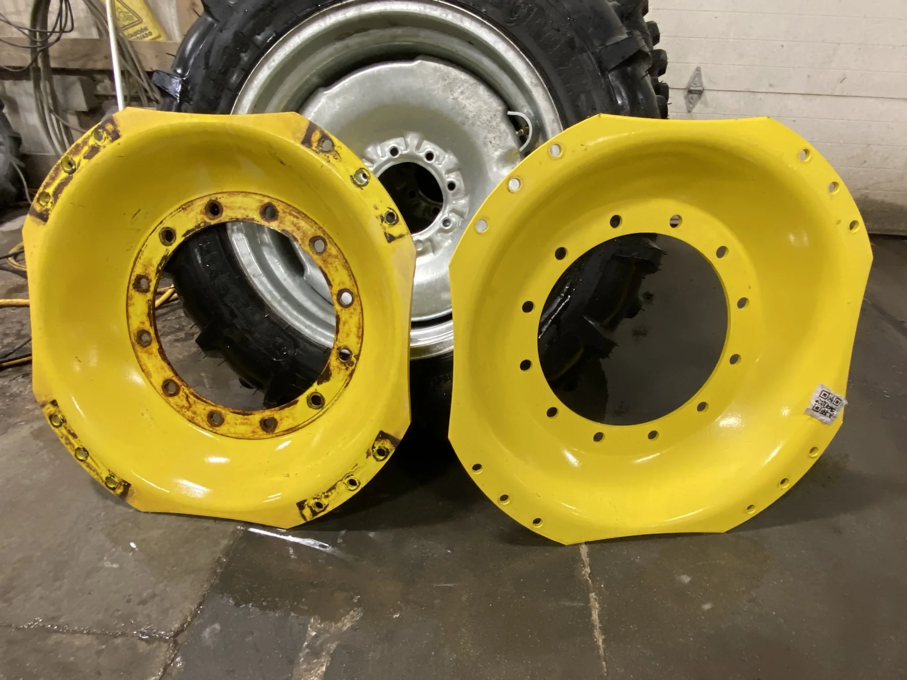 USED DISC 34" John Deere Yellow 12 Bolt (.905) Waffle Center (12-16.732-14.64) 4" ( 1 center has hea image 4