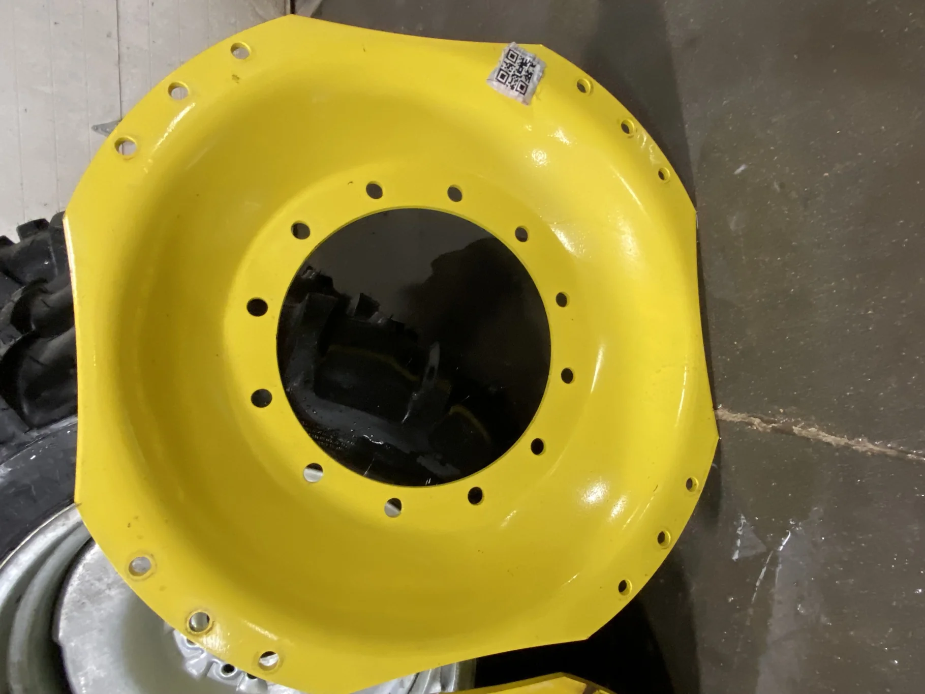 USED DISC 34" John Deere Yellow 12 Bolt (.905) Waffle Center (12-16.732-14.64) 4" ( 1 center has hea image 6