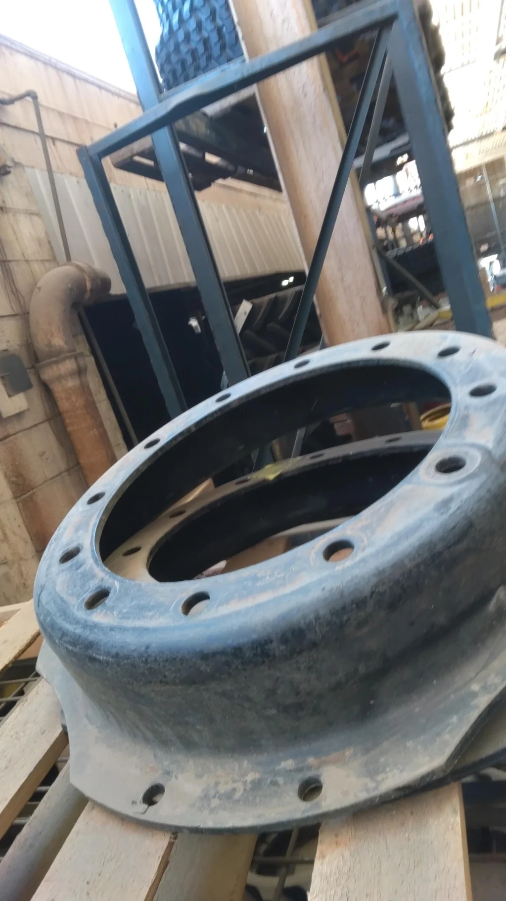USED DISC 28/30" CIH Black 12 Bolt (.906") Waffle Center (12-16.732-14.64) 4" offset - Good Conditio image 2