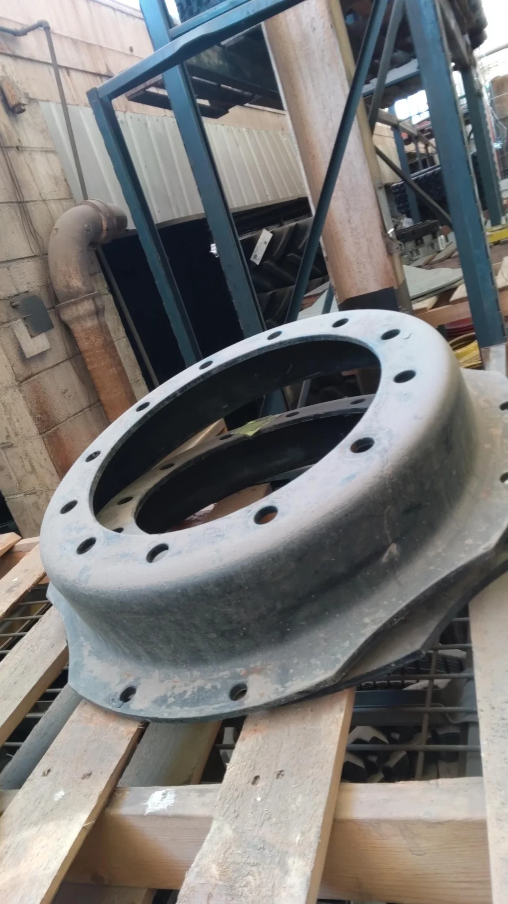USED DISC 28/30" CIH Black 12 Bolt (.906") Waffle Center (12-16.732-14.64) 4" offset - Good Conditio image 3