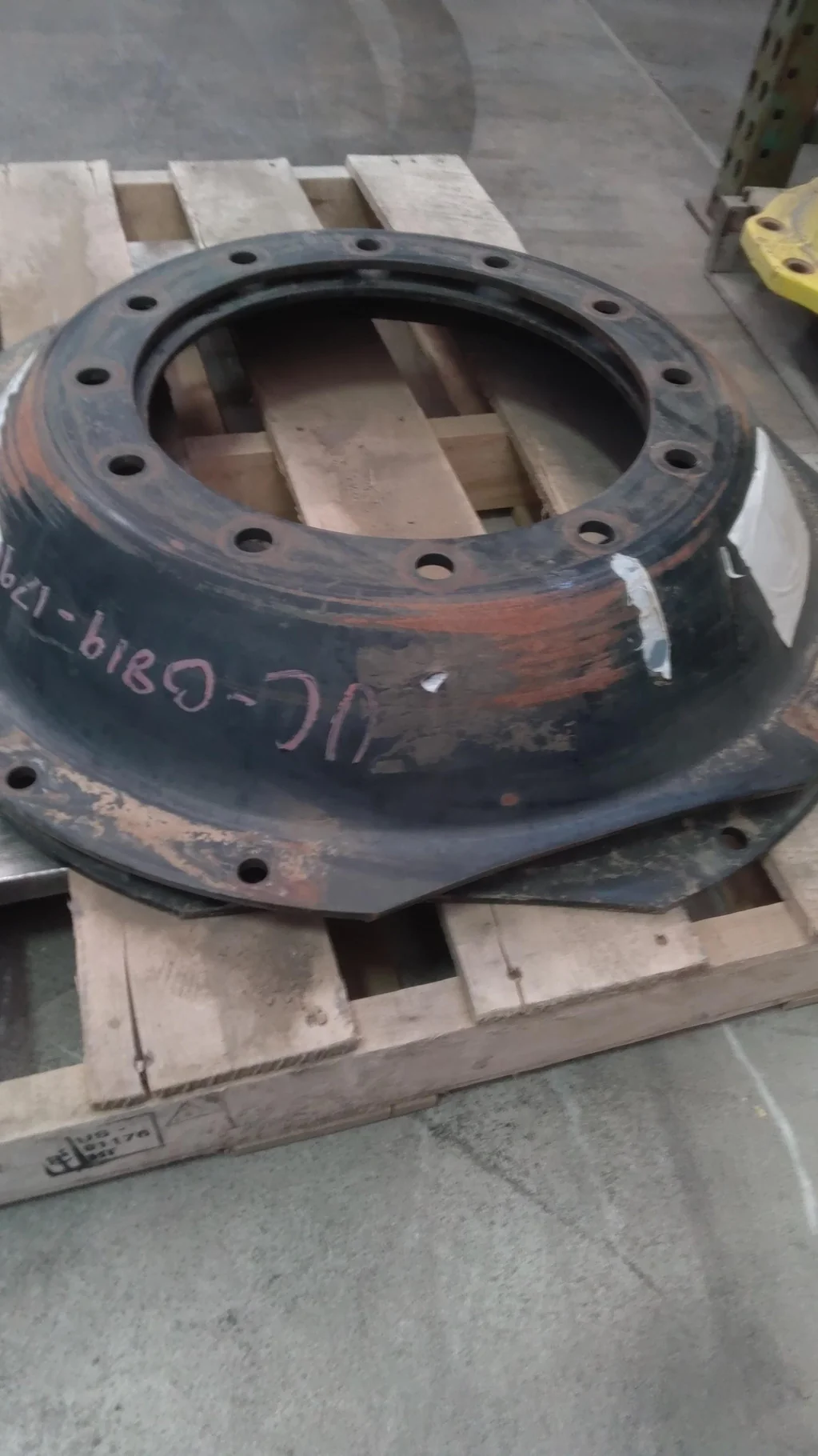 USED DISC 34" Case IH black12 Bolt (.905) Waffle Center (12-16.72-14.64) 2 bolt center image 3