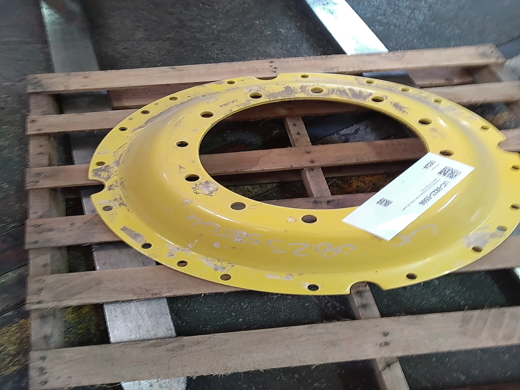 USED DISC 34" HD John Deere Yellow 12 Bolt (.875) Waffle Center (12-16.732-14.620) image 4