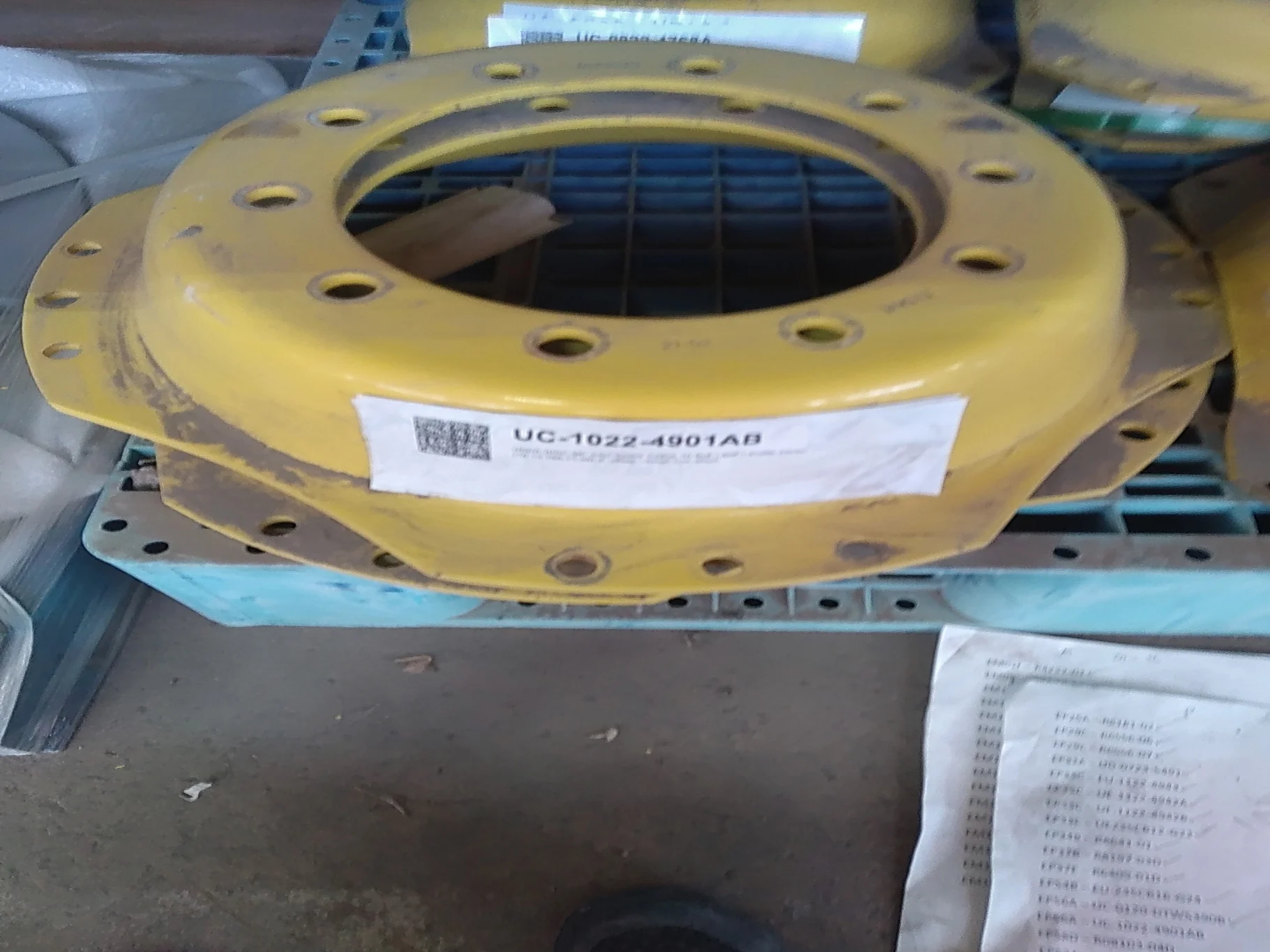USED DISC 28" John Deere Yellow 10 Bolt (.906") Waffle Center (10-13.189-11.09) 4" offset - Good Con