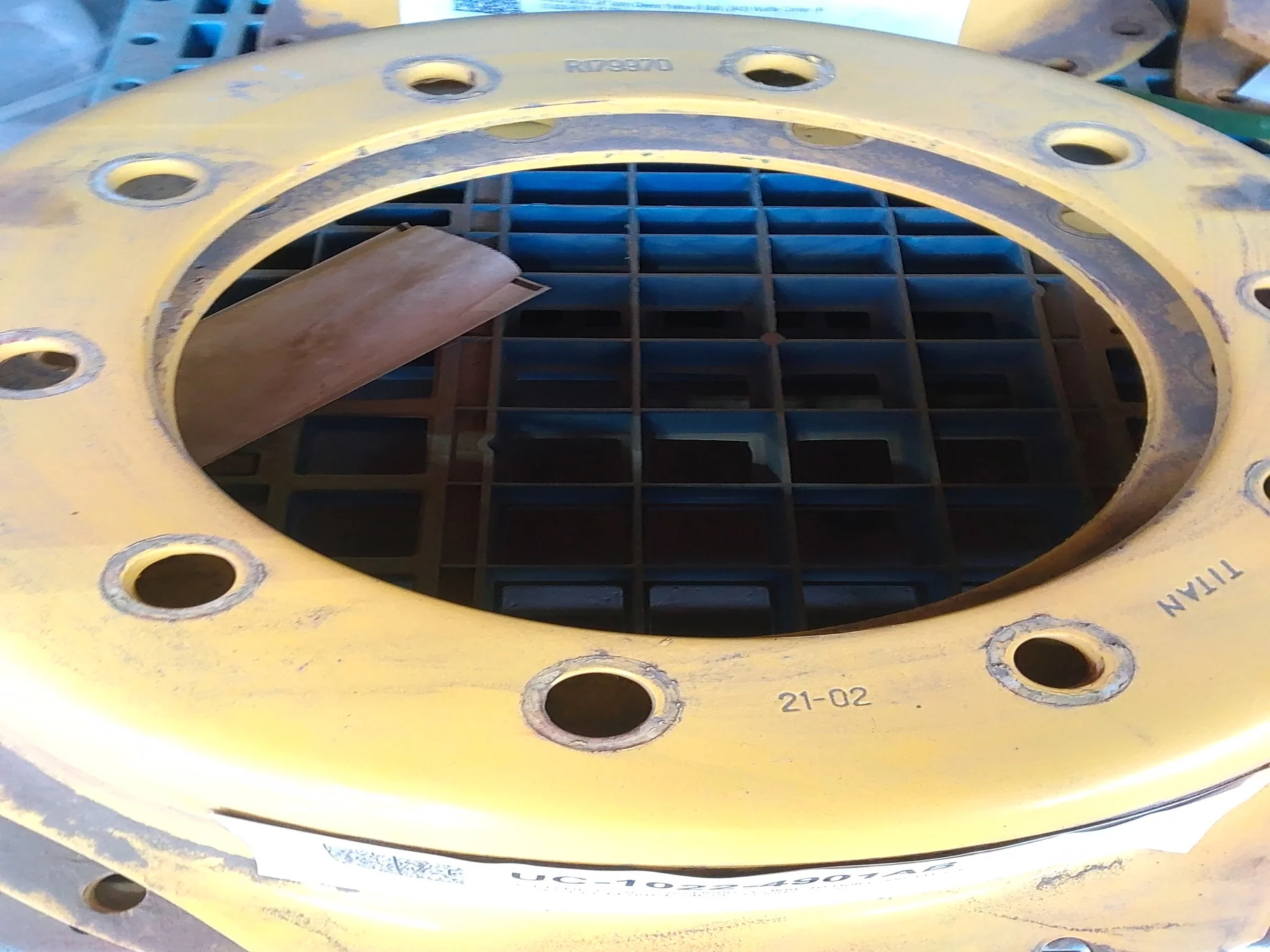 USED DISC 28" John Deere Yellow 10 Bolt (.906") Waffle Center (10-13.189-11.09) 4" offset - Good Con image 5