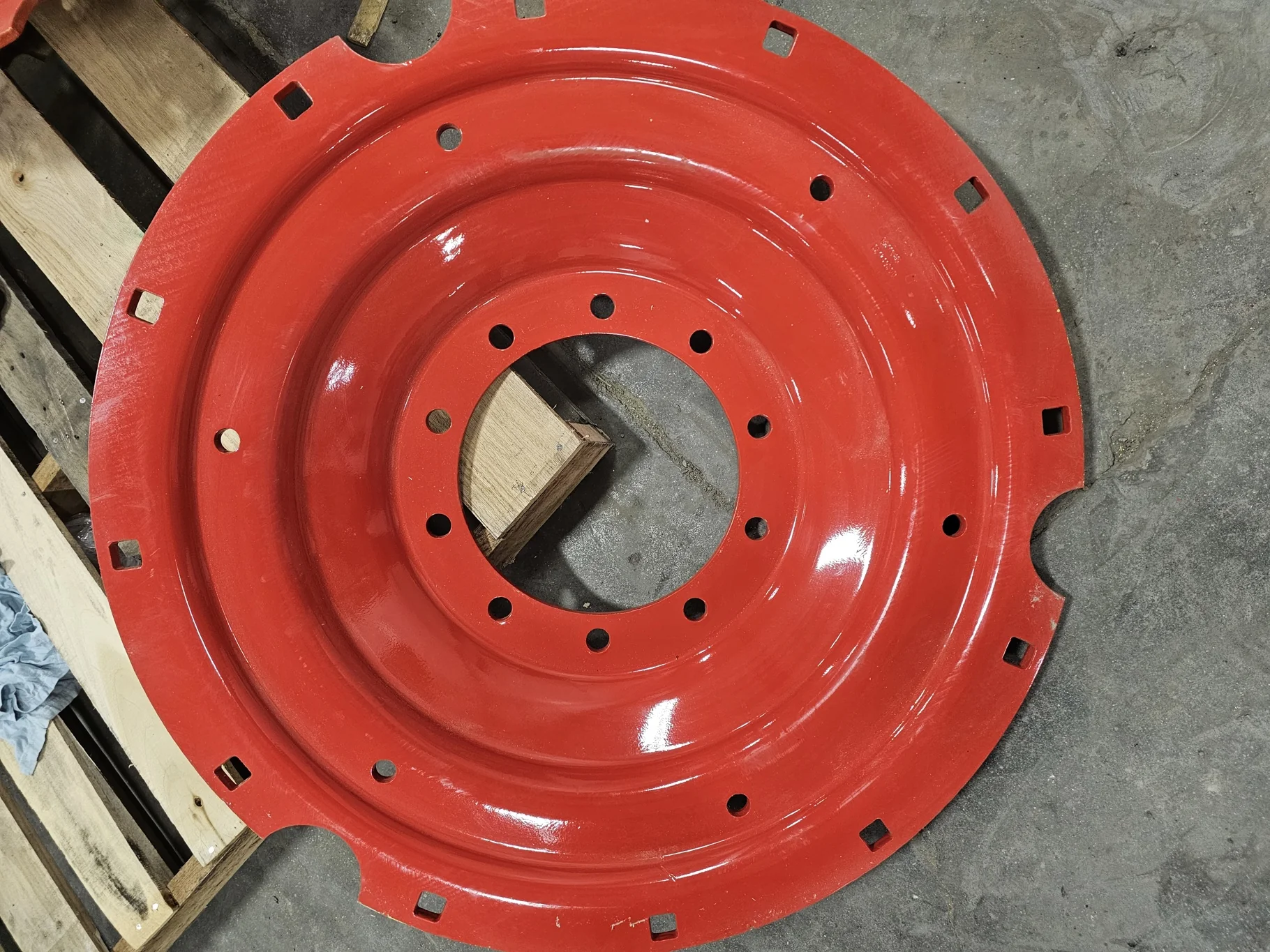 USED DISC 38" Fendt Red 10 Bolt Stub Disc Center (10-13.189-11.090) (scratches) image 4